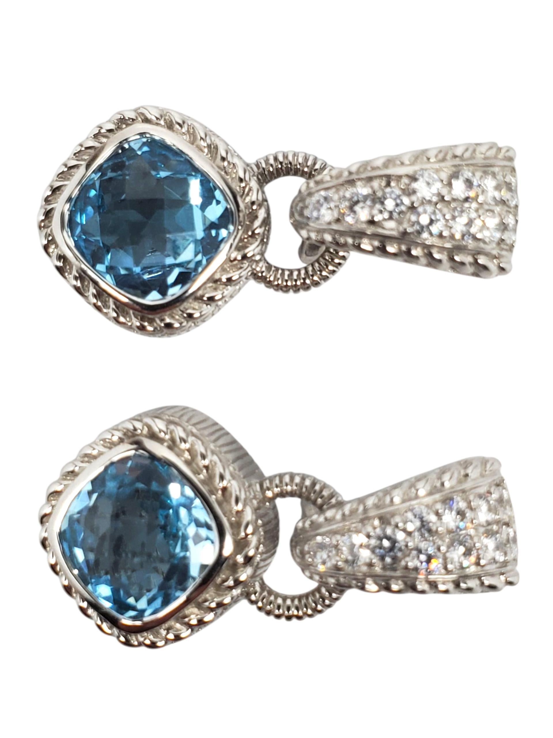 Orecchini in argento Sterling di Topazio Blu - Judith Ripka

Questi splendidi orecchini a leva Judith Ripka sono incastonati in un design a corda in argento sterling con topazio blu taglio cuscino al centro (10,64 mm x 10,64 mm) e accenti in