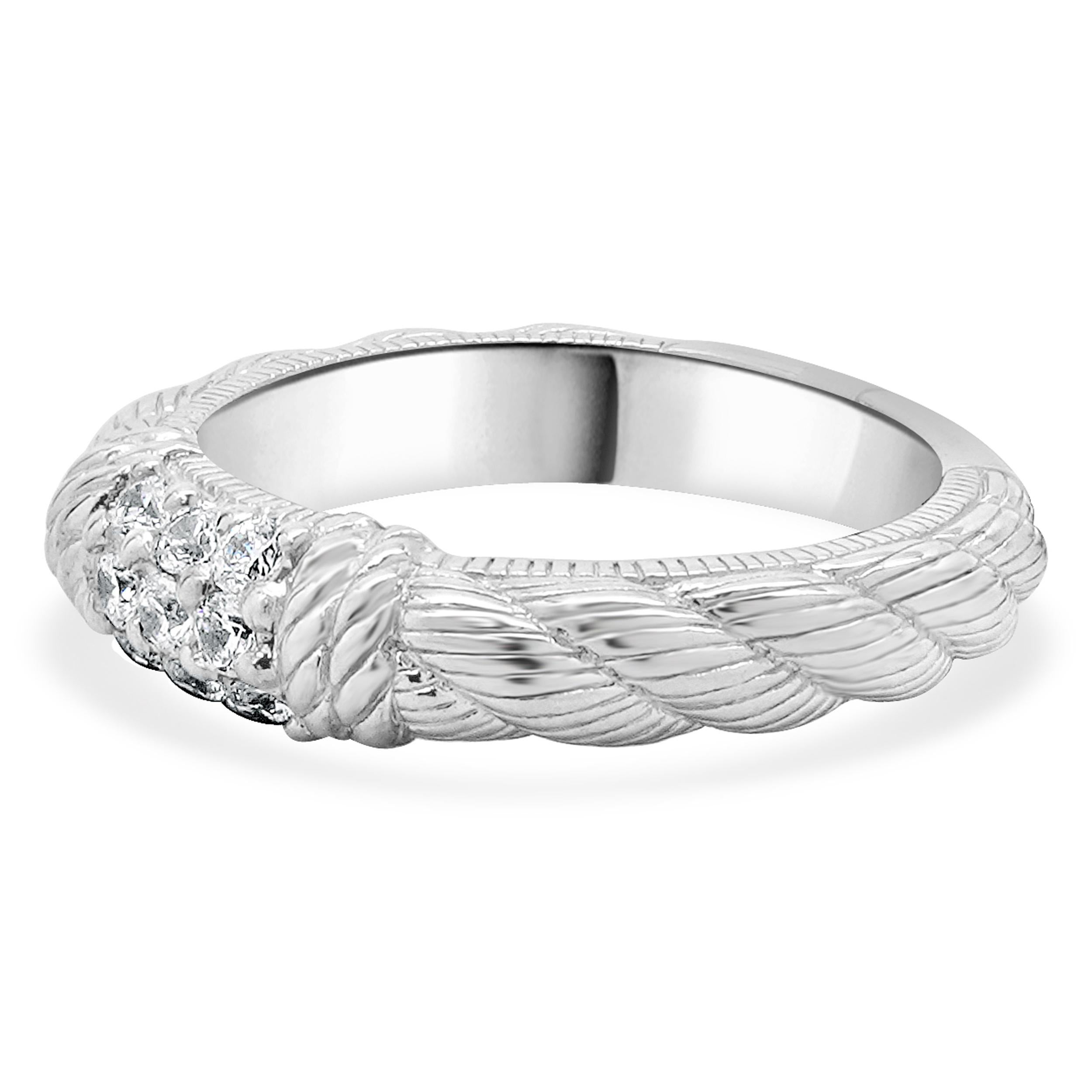 Designer: Judith Ripka
Materiale: argento sterling
Misura dell'anello: 8 (si prega di attendere fino a 2 giorni lavorativi in più per le richieste di misura)
Dimensioni: la parte superiore dell'anello misura 5.4 mm di larghezza 
Peso: 6.0 grammi
