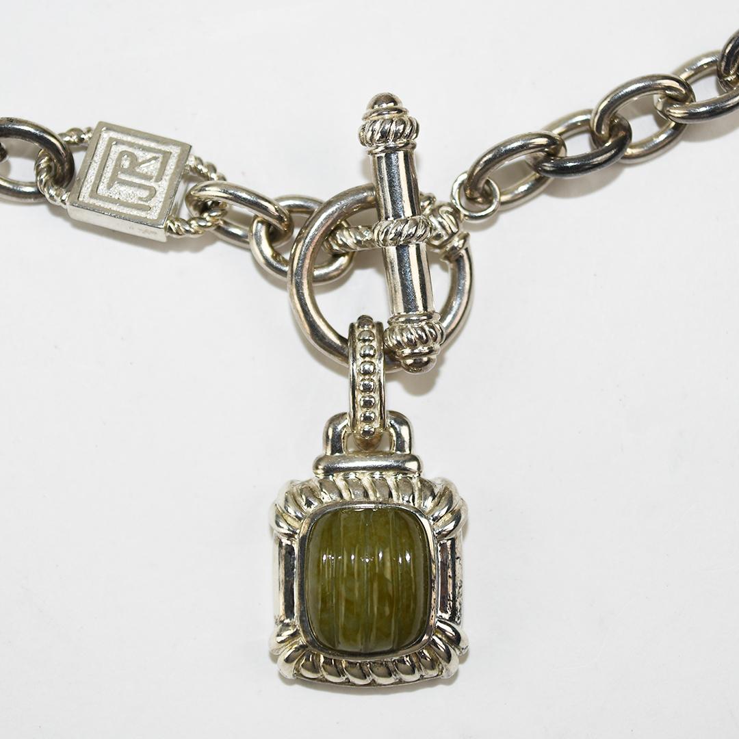 Collar con colgante de plata de ley Judith Ripka.
El collar lleva el sello Judith Ripka, .925 y pesa 66,2 gramos.
El colgante tiene una piedra de calcedonia de color verde amarillento claro.
El colgante mide 1 1/4 por 5/8 pulgadas.
La cadena de