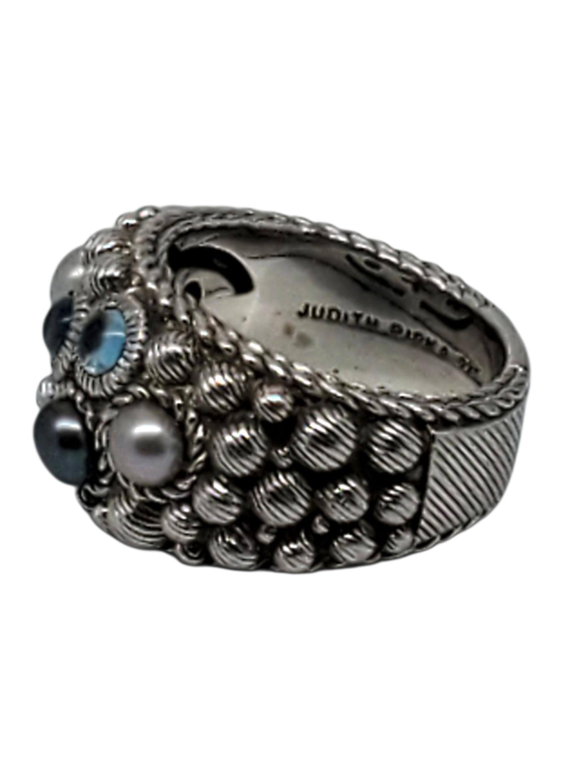 Anello Judith Ripka in argento sterling con perle e ctoni -

Questo elegante anello in argento sterling di Judith Ripka presenta il suo caratteristico design a corda con pietre CZ viola e blu e perle nere e argentate.

Dimensione: 6

Larghezza: 12,5