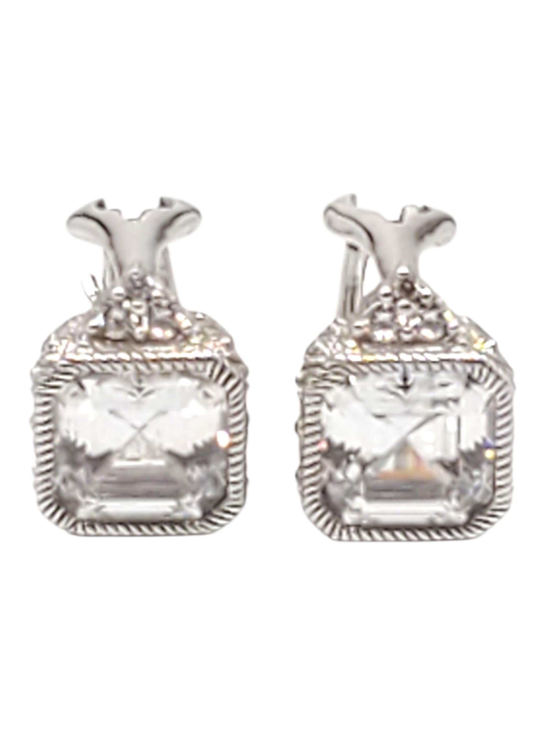 Judith Ripka Pendientes de plata de ley con cojín de circonitas cúbicas-

Estos elegantes pendientes de plata de ley Judith Ripka con cierre de palanca tienen brillantes centros de circonitas cúbicas en talla cojín (7,81 mm x 7,36 mm) rodeados de