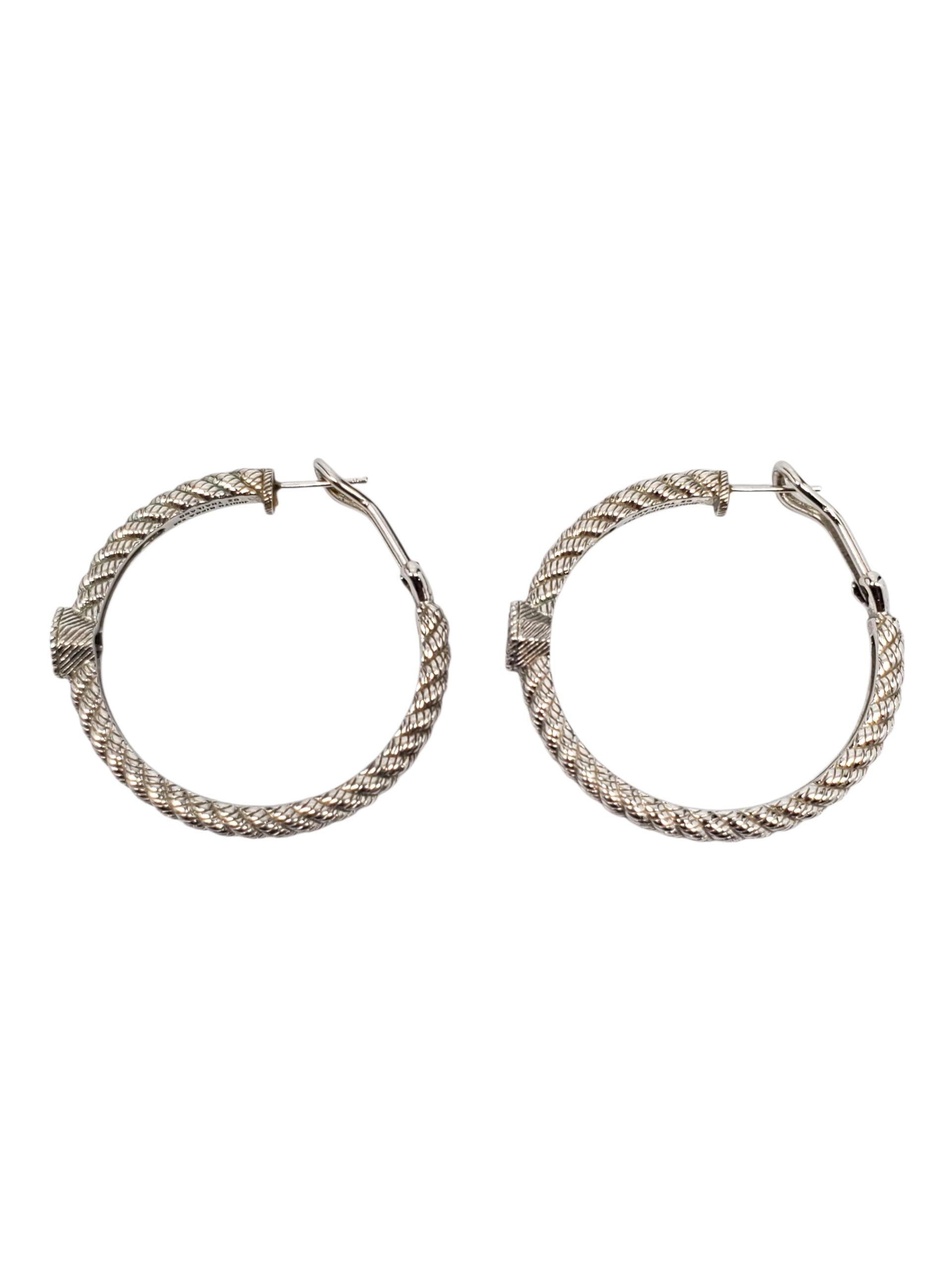 Judith Ripka Argent Sterling CZ Cushion Cut Hoop Ears -

Ces superbes boucles d'oreilles en argent sterling de Judith Ripka présentent une pierre centrale en CZ de taille coussin (5,17 mm x 5,58 mm) encadrée par un motif texturé en corde qui s'étend