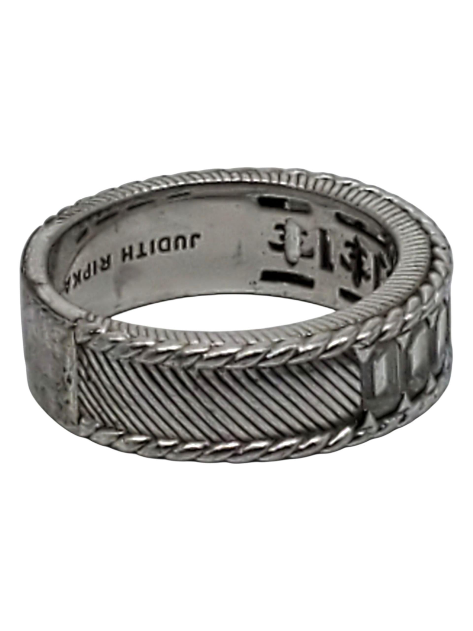 Anello a fascia per l'eternità in argento Sterling Judith Ripka -

Questa elegante fascia per l'eternità di Judith Ripka è caratterizzata da CZ baguette incastonate a canale e bordate da una corda in argento sterling.

Gambo: 7,52 mm

Dimensione: