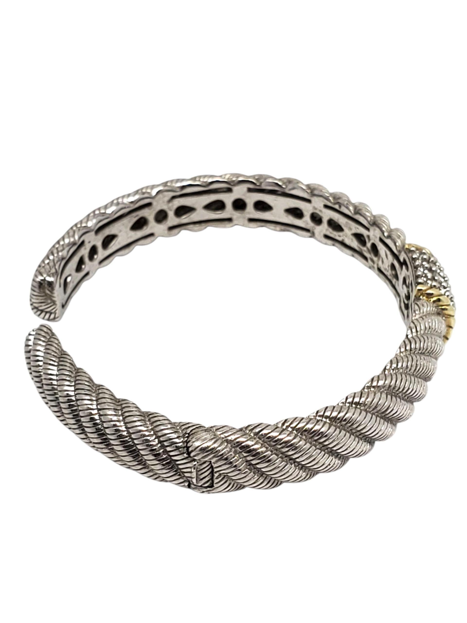 Judith Ripka Bracciale con cerniera in argento Sterling CZ tonalità oro -

Questo elegante bracciale a cerniera in argento sterling di Judith Ripka presenta il suo caratteristico design con texture a corda, accentuato da una CZ incastonata al centro