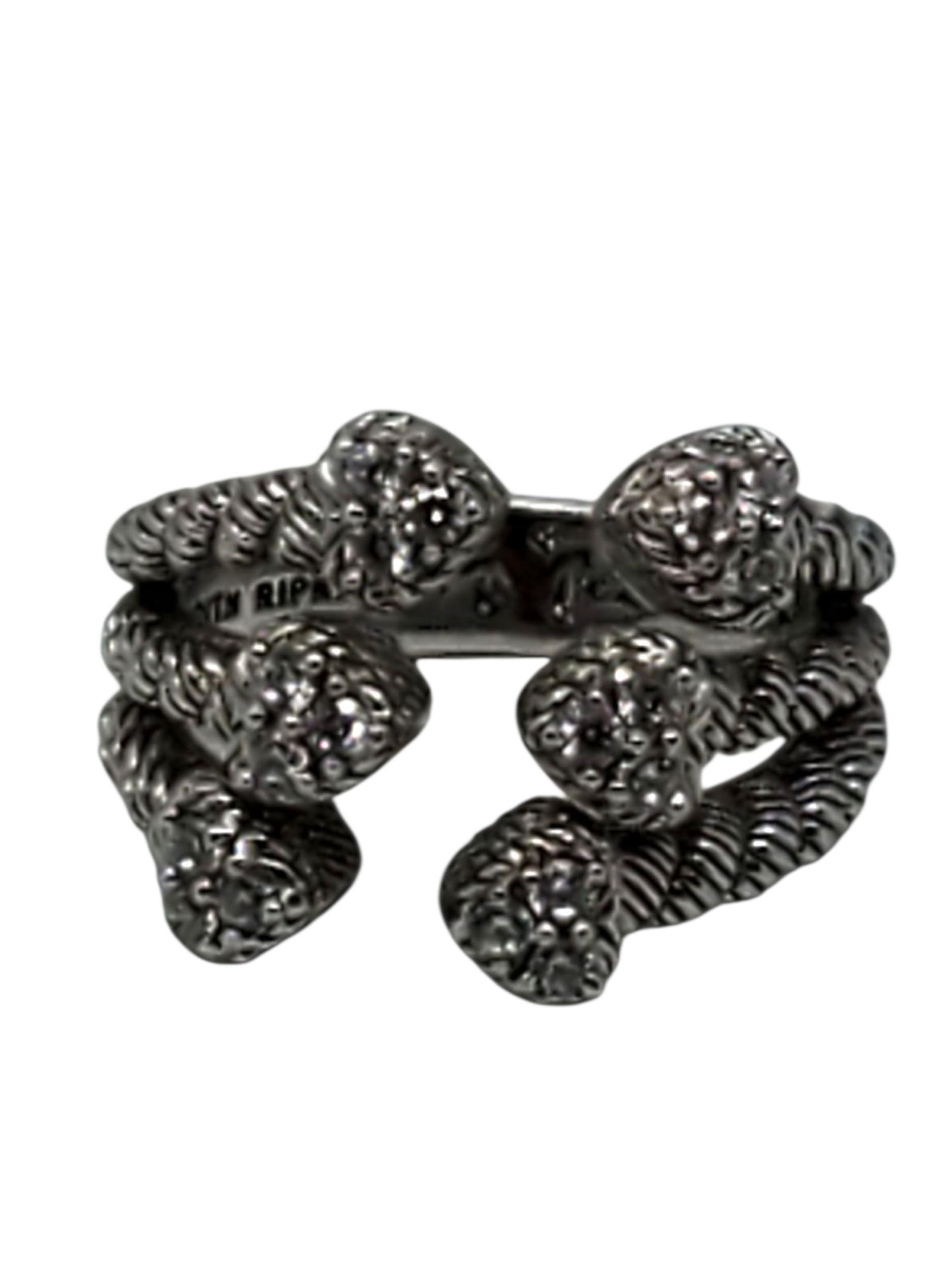 Anello con cuore in argento Sterling CZ - Judith Ripka

Questo elegante anello in argento sterling di Judith Ripka presenta sei cuori in rilievo incastonati in un design a corde aperte.

Dimensione: 7

Larghezza: 15 mm

Gambo: 4,42 mm

Peso: 8,36