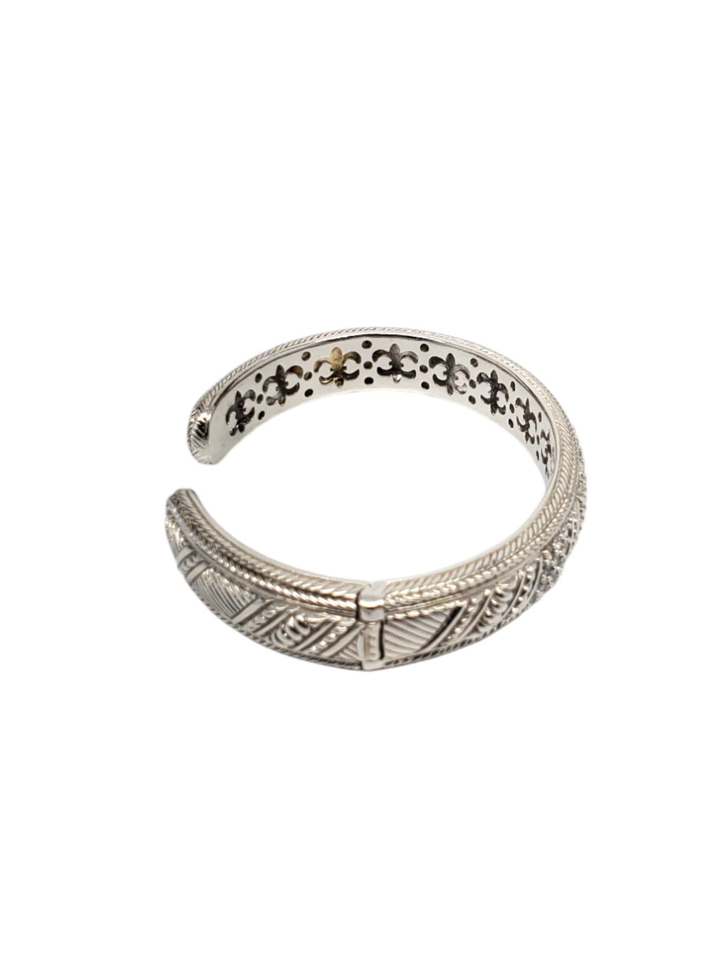Judith Ripka Sterling Silber CZ Scharnier Manschettenknopf Armband -

Dieses elegante Judith Ripka-Armband mit Scharnier zeichnet sich durch ein Zirkonia-Design aus, das in kristallines Sterlingsilber gefasst ist.

Größe: passt bis zu 7