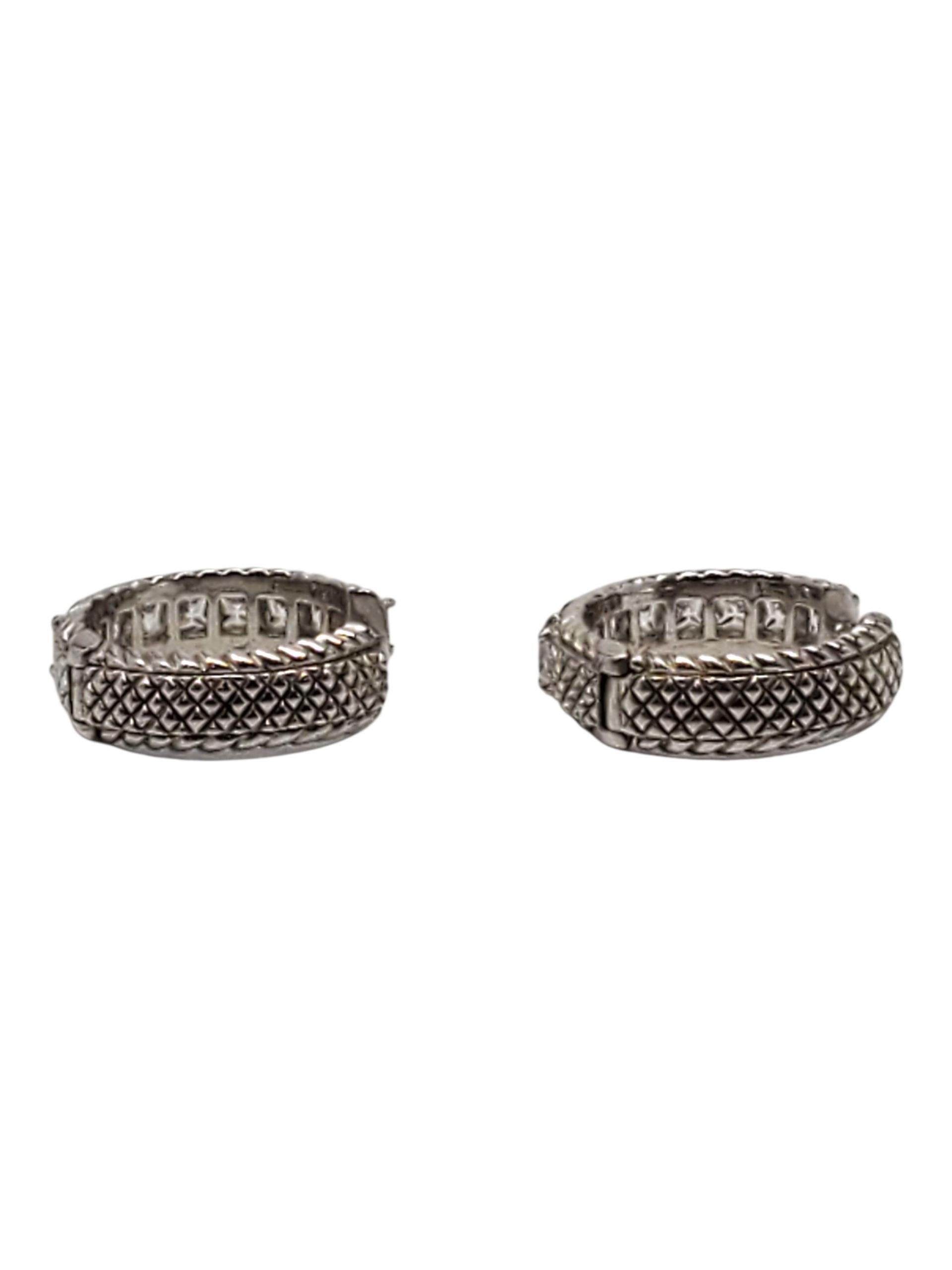 Judith Ripka Boucles d'oreilles en argent Sterling CZ -

Ces superbes boucles d'oreilles Judith Ripka présentent un design texturé en forme de corde avec des pierres en CZ serties le long de la courbe avant avec des fermoirs à levier.

Taille : 3/4