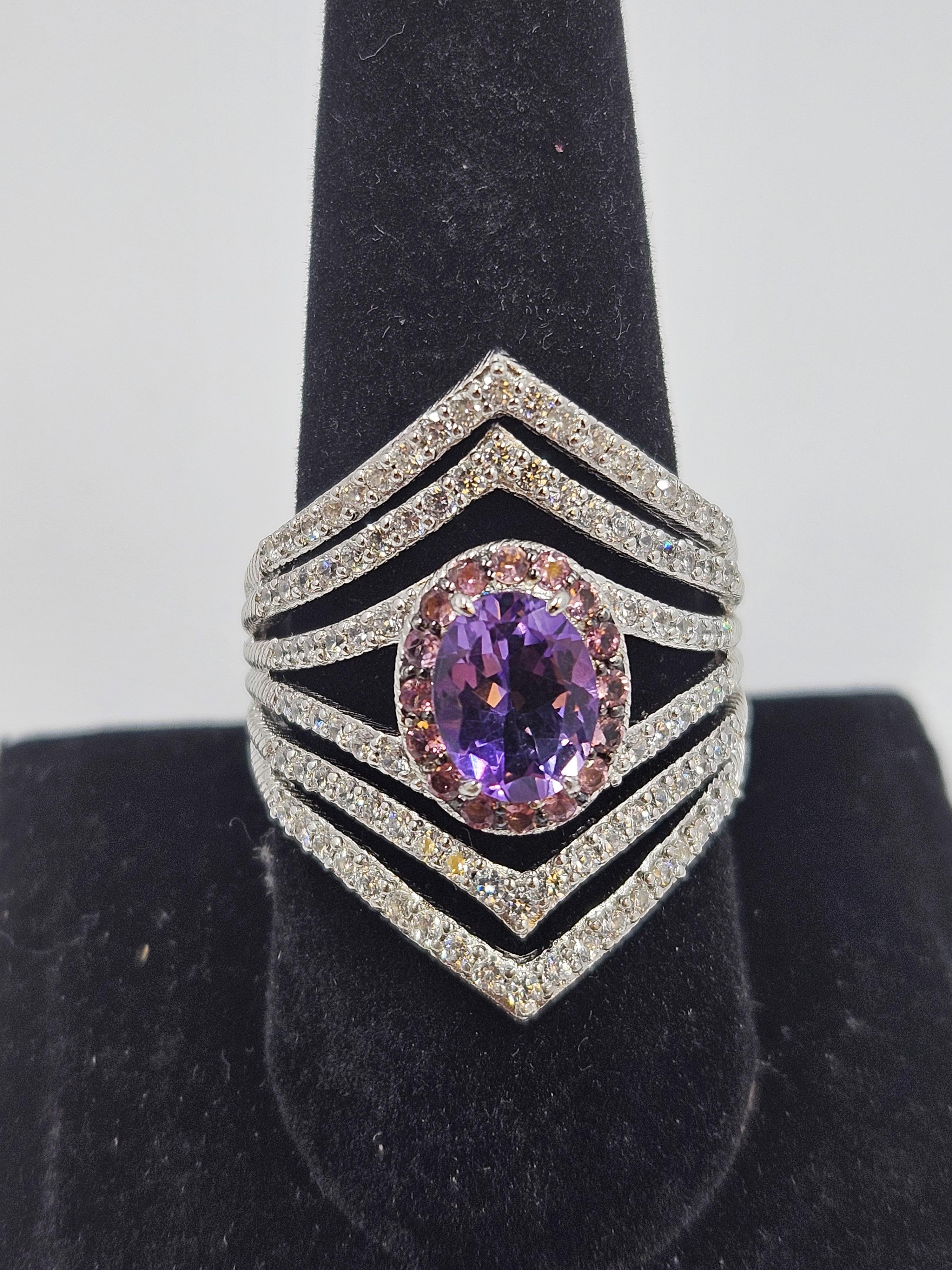 Wunderschöner Judith Ripka Ring aus Sterlingsilber und CZ. Großer Mittelstein ist ein lila CZ. Größe 11 1/4. 