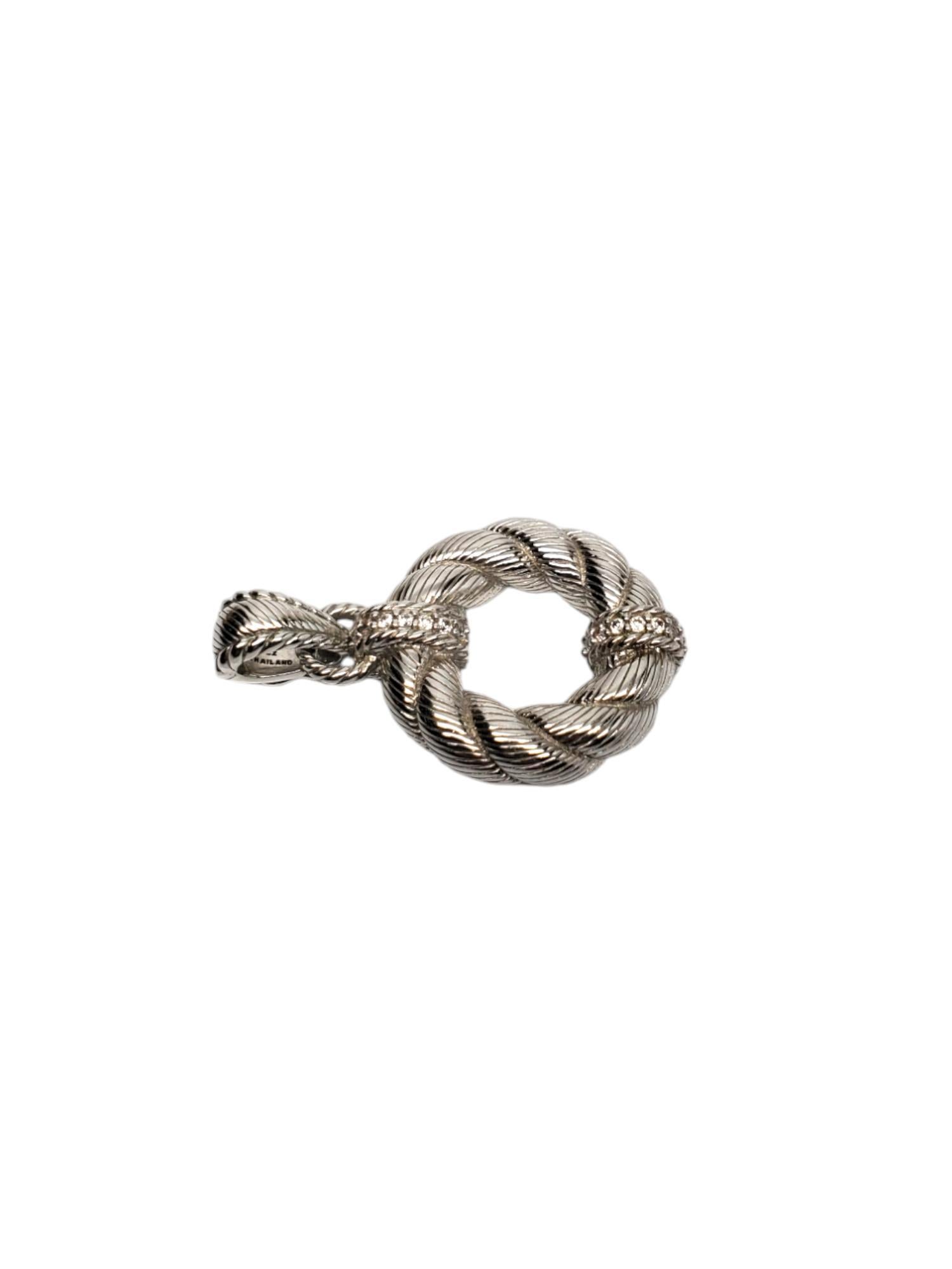 Judith Ripka in argento Sterling CZ Wreath Design

Questo esclusivo ciondolo Judith Ripka in argento sterling con design a corona di corda e cz in alto e in basso.

Dimensioni: 44,09 mm. con cauzione.

Timbrato: JUDITH RIPKA 925 CZ THAILANDIA

Peso: