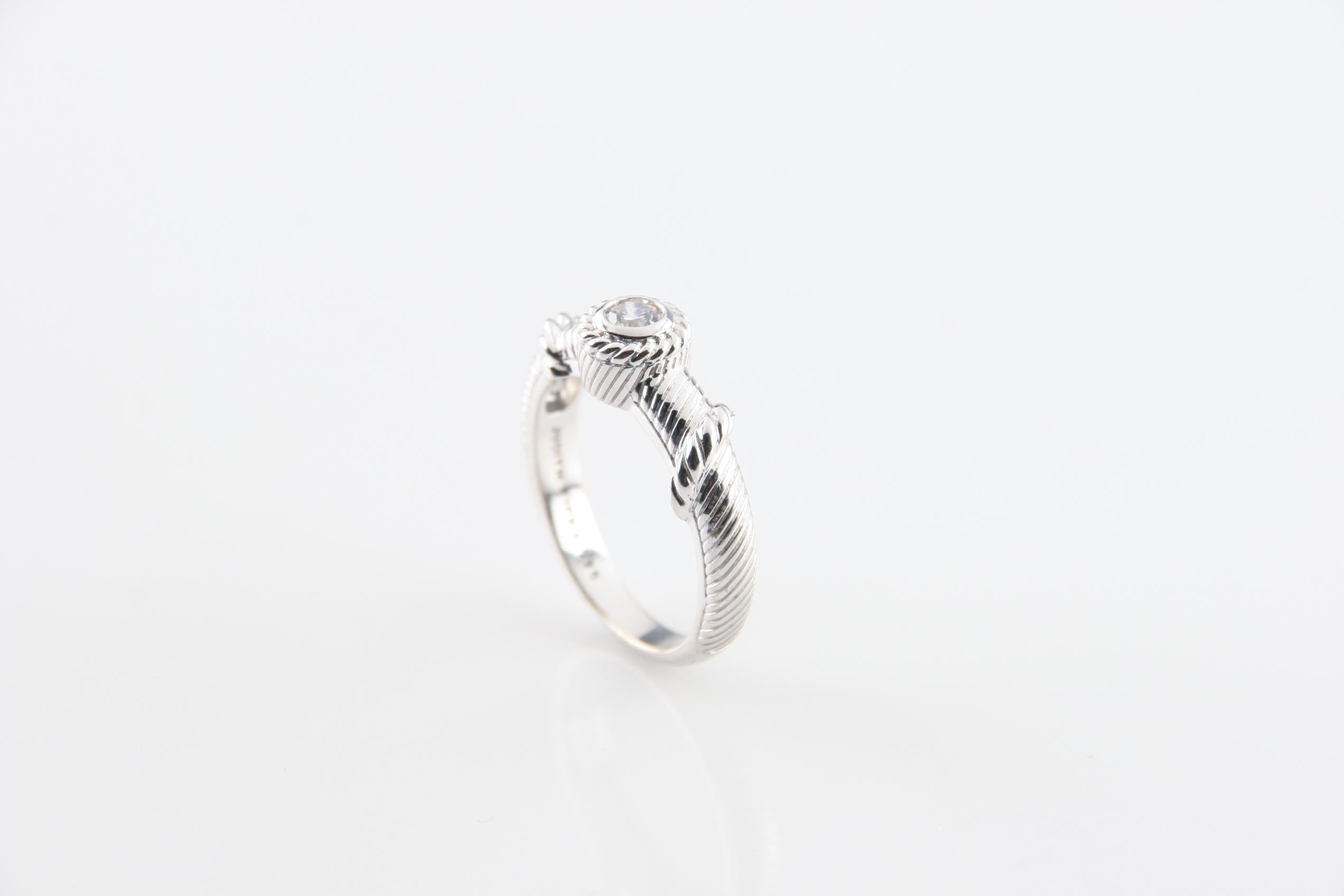 Splendido anello impilabile Diamonique (zirconia cubica) in argento sterling.
Un pezzo semplice ed elegante dell'inimitabile Judith Ripka.
Presenta diamonique (zirconi) a taglio rotondo incastonati, circondati da accenti in argento sterling a forma