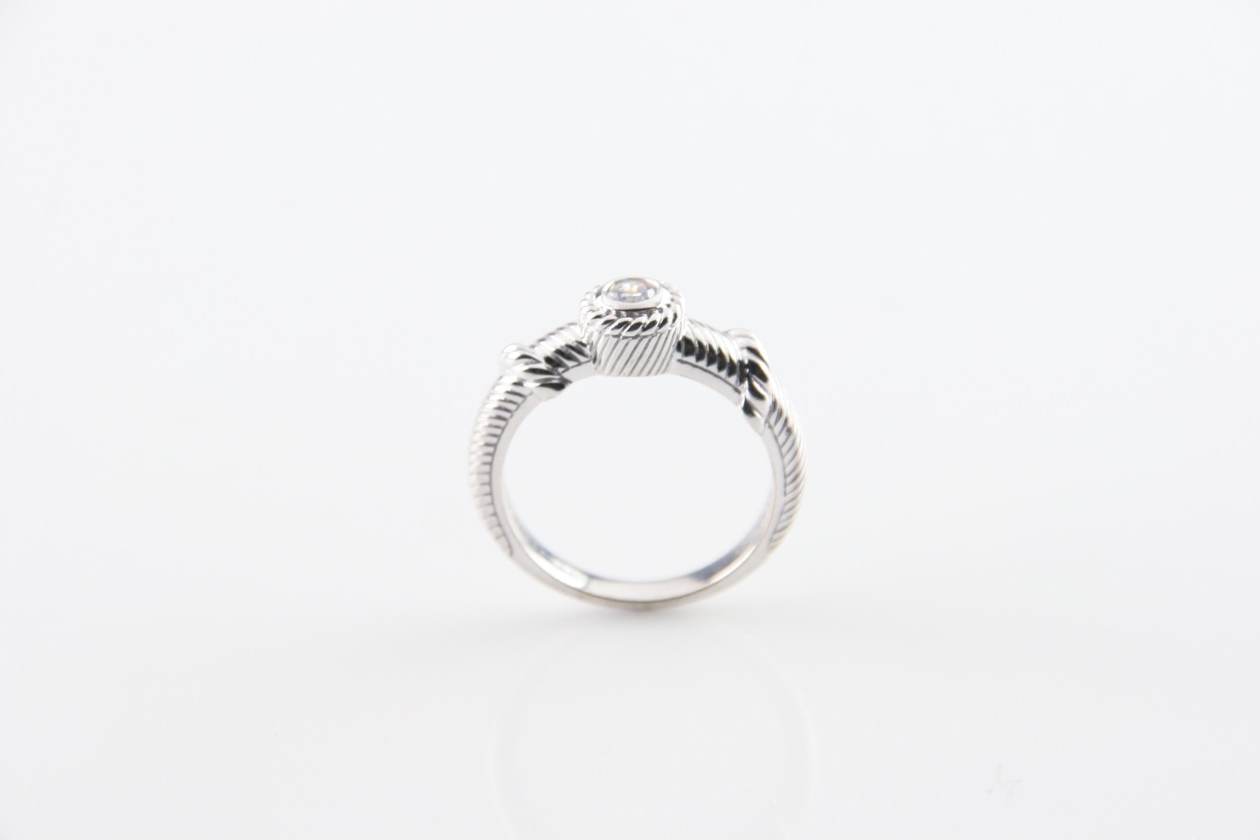 Moderno Anello impilabile con cavo in argento sterling e diamanti Judith Ripka, misura 9,75 in vendita