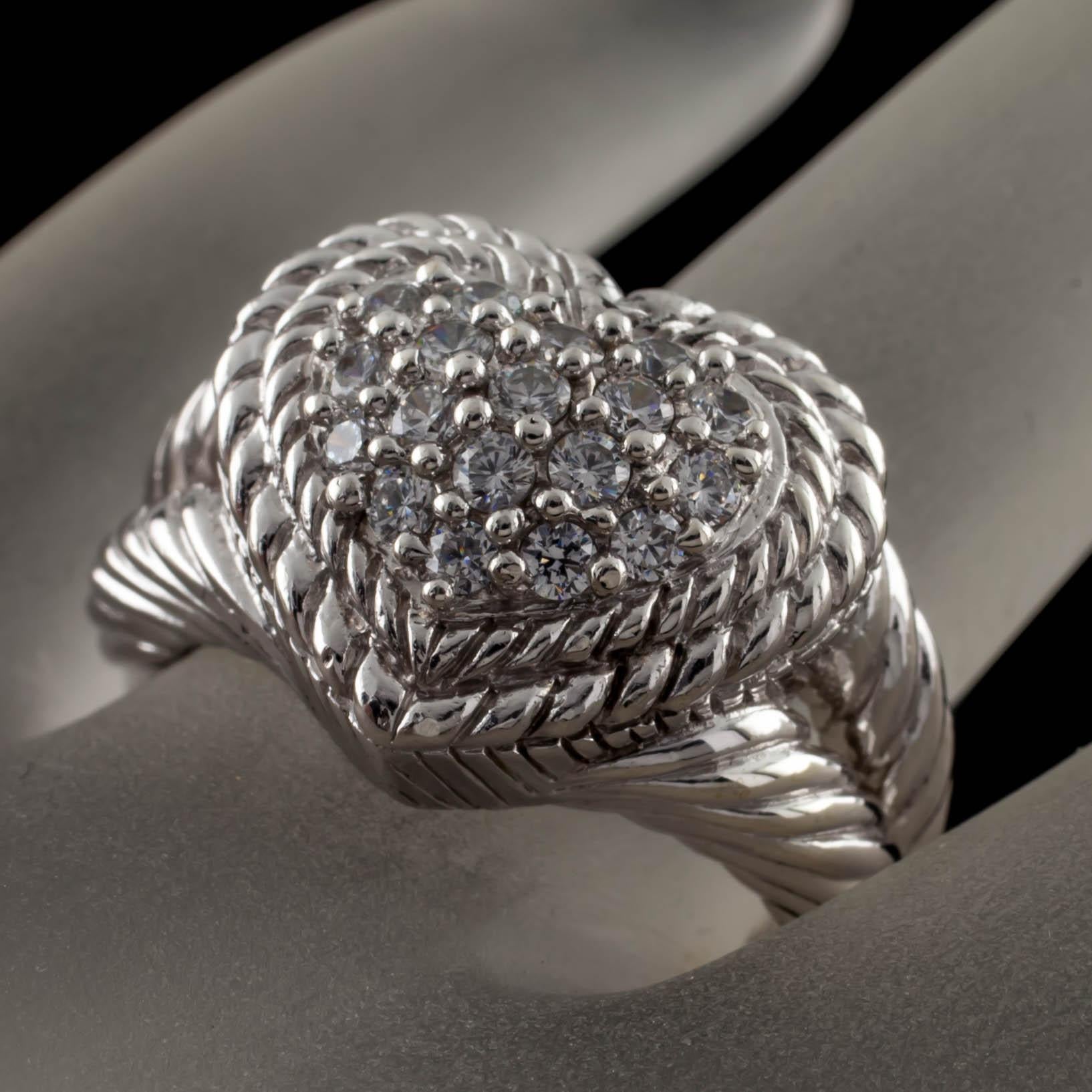 Magnifique bague en argent Judith Ripka avec plaque en forme de cœur incrustée de Diamonique (zircon cubique).
Taille : 6.75.
Dimensions de la plaque : 13 x 10 mm.
Largeur de la bande : 3 mm.
Métal : argent sterling 0,925.
Poids : 9,5 grammes.