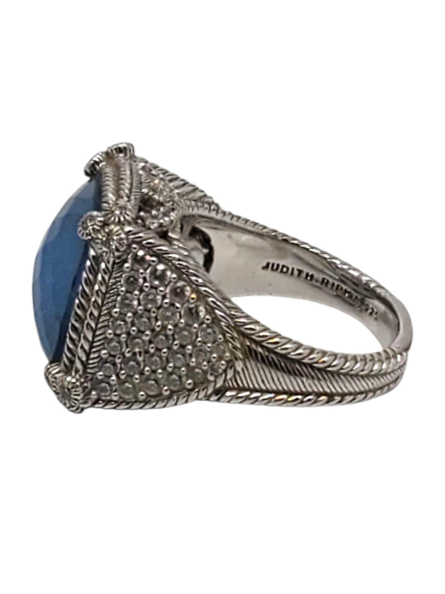 Anello con pietra blu sfaccettata e CZ di Judith Ripka in argento sterling -

Questo splendido anello in argento di Judith Ripka presenta una pietra blu sfaccettata al centro (15 mm x 14,8 mm) con dettagli in corda e scintillanti accenti CZ.

Gambo: