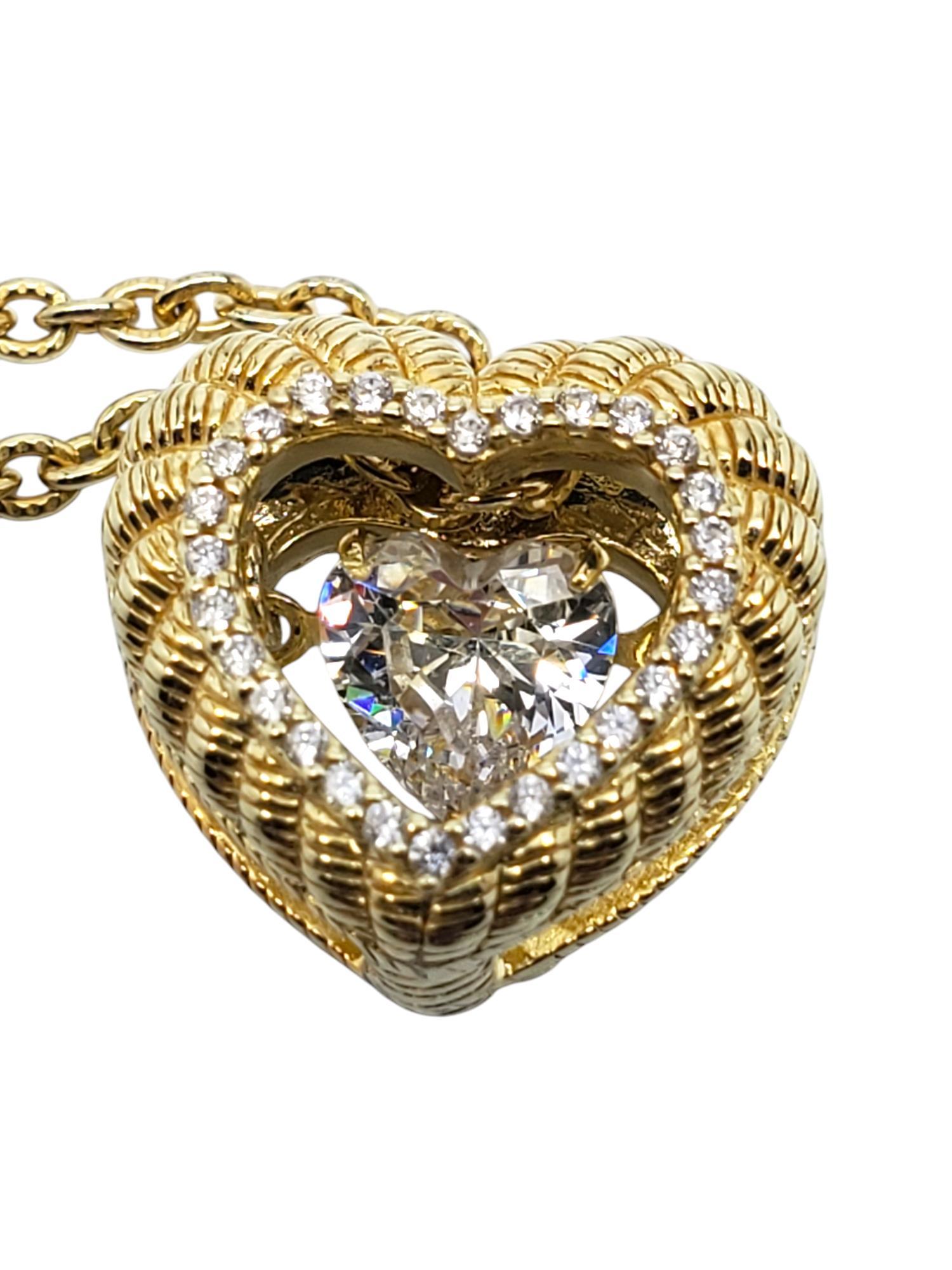 Judith Ripka - Collana con ciondolo Twinkle in argento 925 rivestita d'oro

Questa collana con ciondolo CZ a cuore aperto in argento sterling rivestito d'oro con gemma scintillante a forma di cuore che penzola al centro è firmata Judith