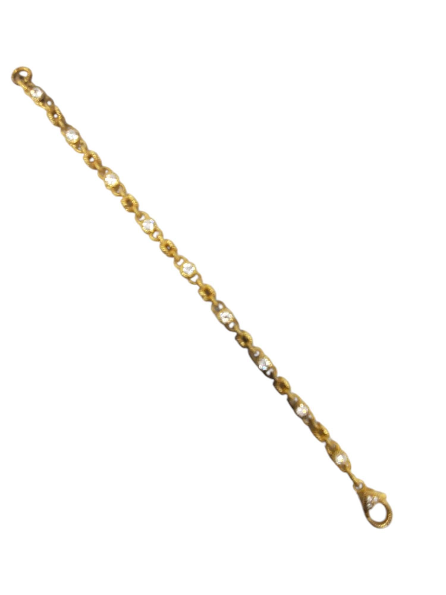 Judith Ripka Bracciale a maglie in argento Sterling con CZ in tonalità oro -

Questo elegante bracciale a maglie in tonalità oro presenta 34 CZ incastonati in un design a corda in argento sterling con chiusura ad alamaro firmato Judith