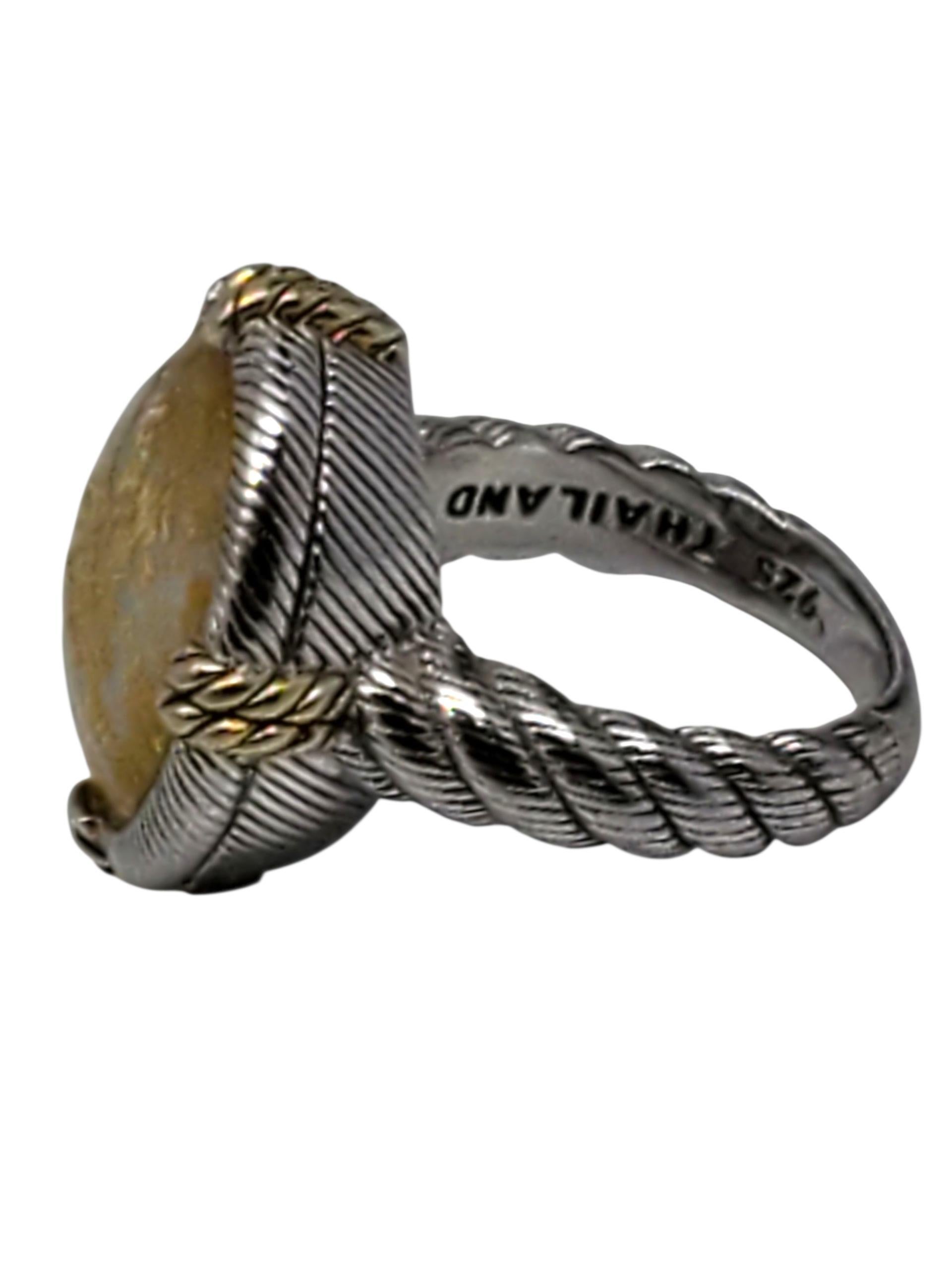 Judith Ripka Anello ovale di cristallo di quarzo in argento sterling e tonalità oro -

Questo splendido anello in argento sterling di Judith Ripka presenta un quarzo di cristallo ovale sfaccettato (16,32 mm x 12,12 mm) splendidamente incorniciato da