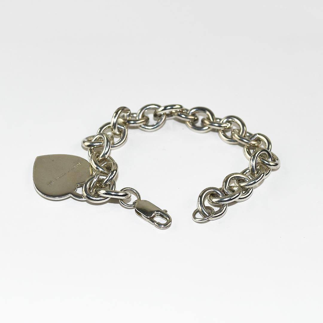 Judith Ripka Bracelet en argent sterling à maillons en forme de câble et de cœur.
Estampillé Judith Ripka, 925, et pèse 49,7 grammes.
Les maillons mesurent 3/8 de pouce de large, et le cœur mesure 1 pouce par 7/8 de pouce. 
La longueur du bracelet
