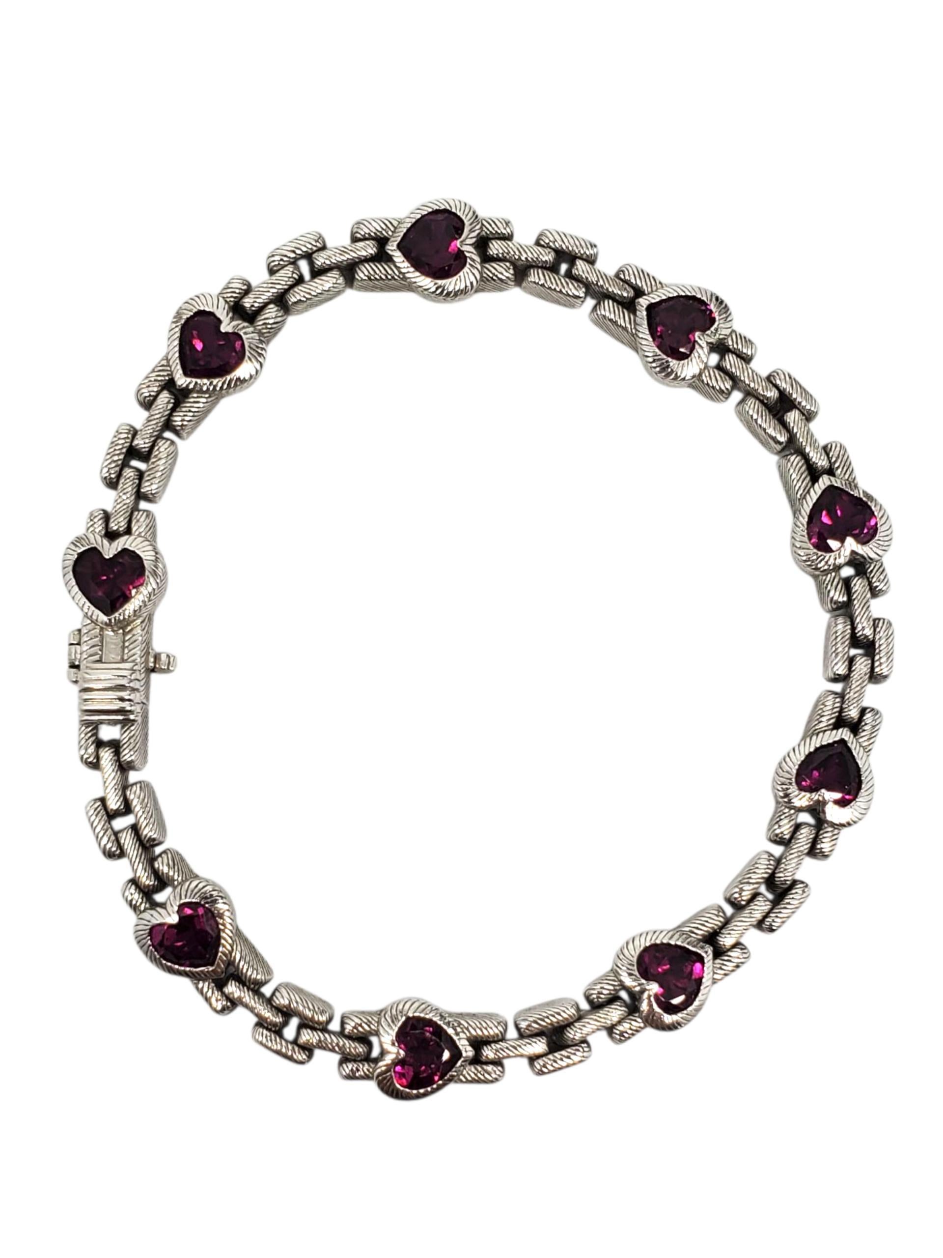 Bracciale A Link con cuore in argento 925 di Jdith Ripka.

Questo elegante bracciale in argento di Judith Ripka presenta una fila di stazioni a forma di cuore collegate tra loro, ciascuna con una pietra rossa brillante incastonata in un design