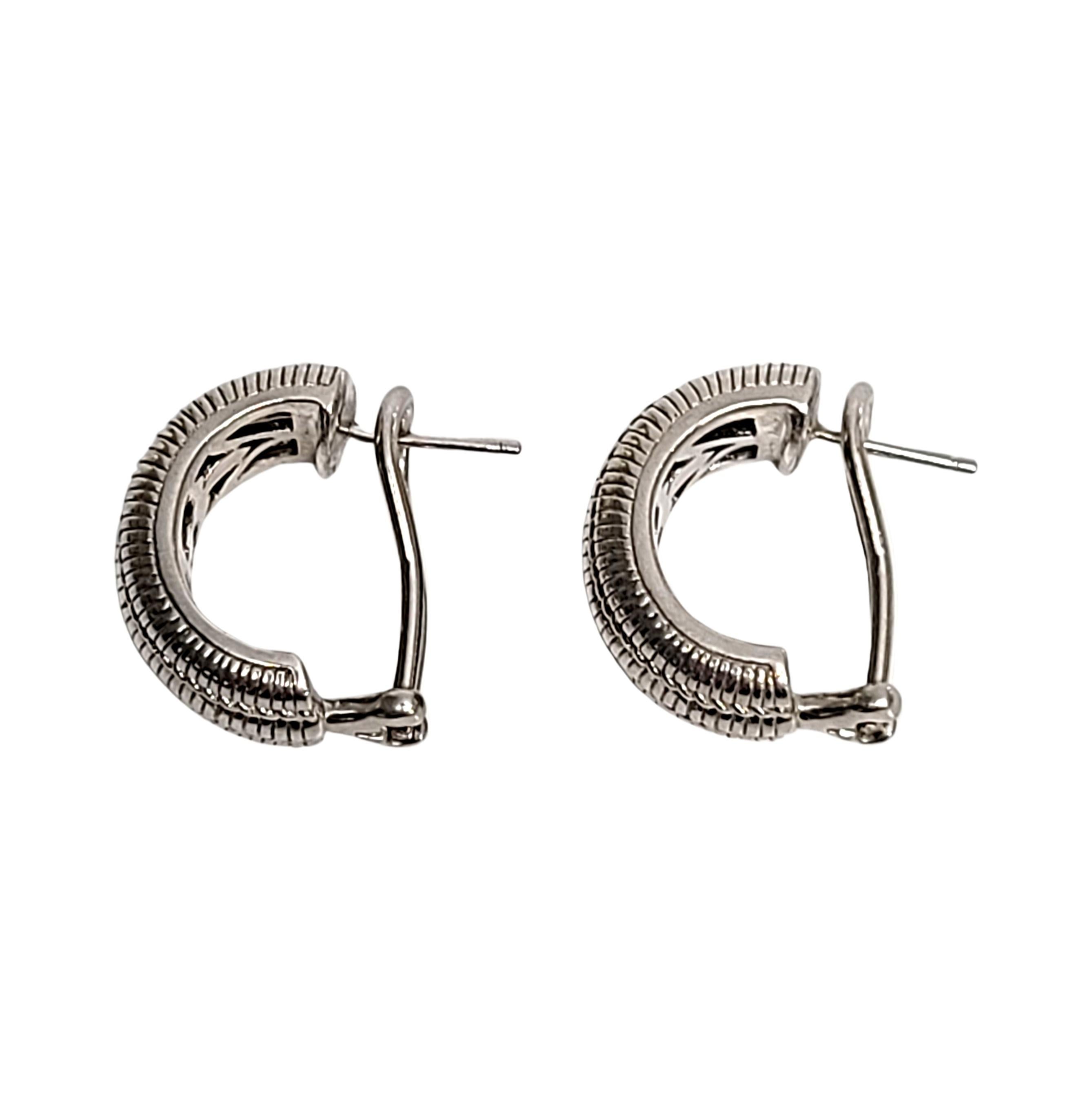 Halbe Creolen aus strukturiertem Sterlingsilber von der Designerin Judith Ripka.

Diese schönen halben Ohrringe haben ein Kabel-Design und eine Omega-Fassung.

Maße: ca. 3/4