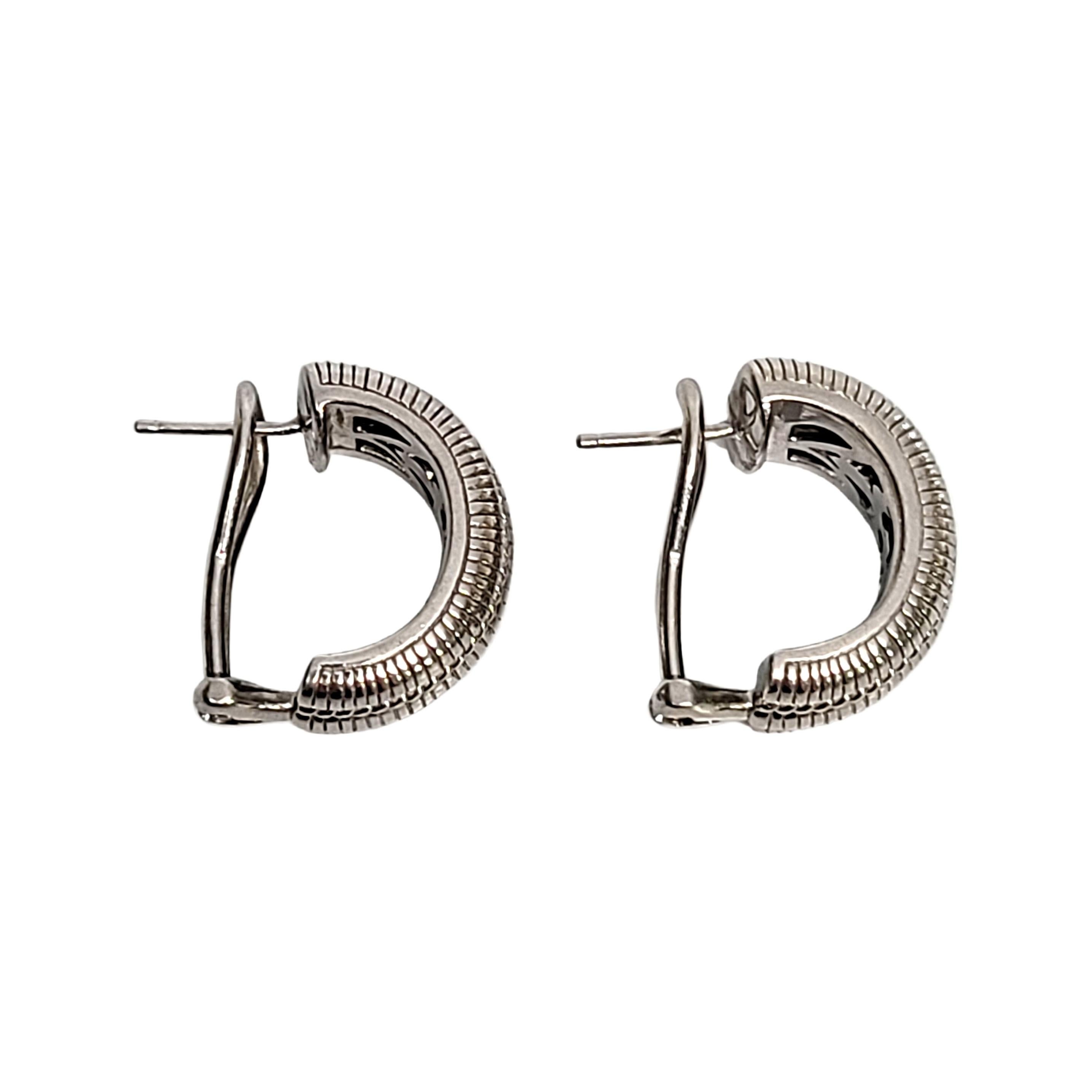 Judith Ripka Sterling Silber Huggie Hälfte Hoop Omega Back Ohrringe im Zustand „Gut“ in Washington Depot, CT