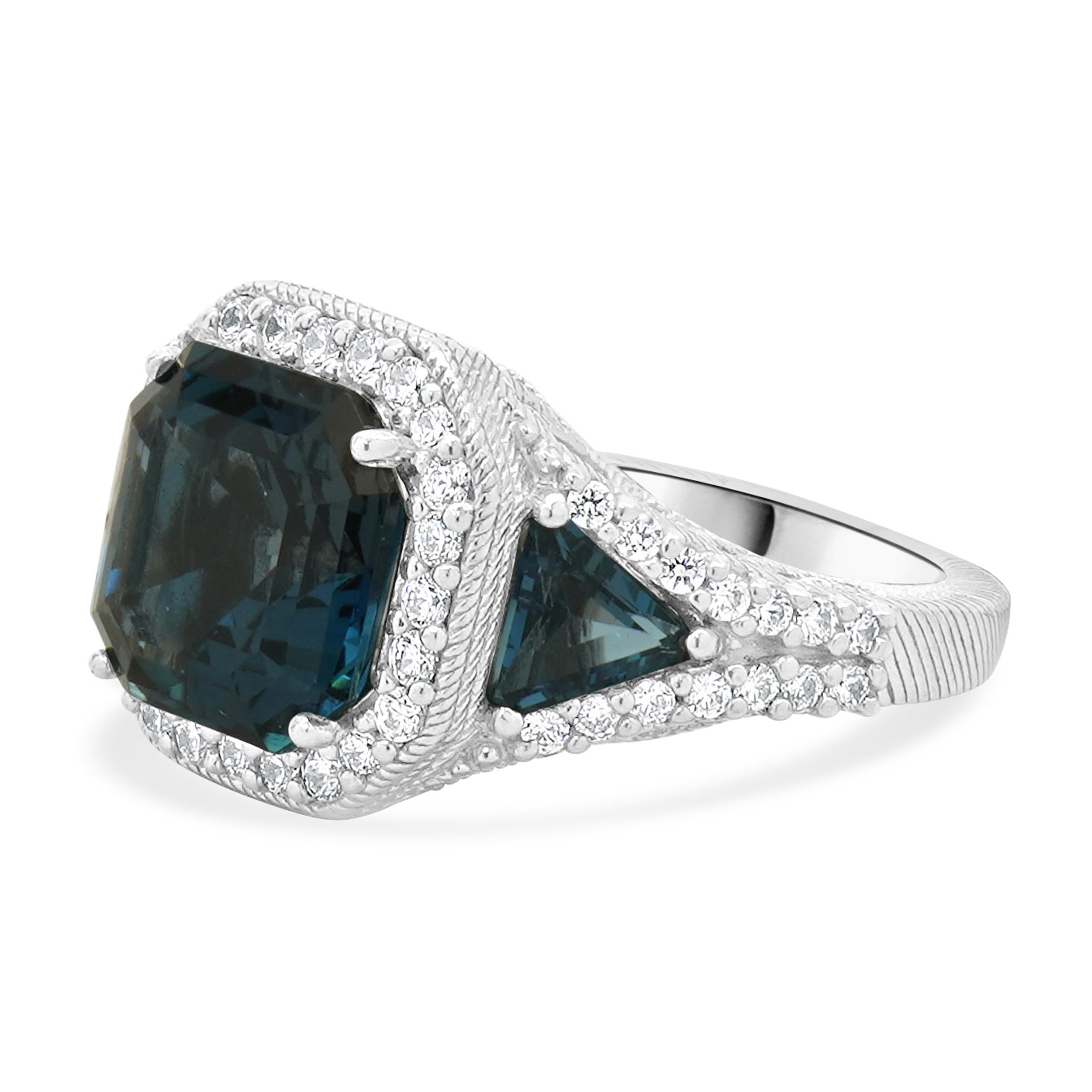 Designer: Judith Ripka
Materiale: argento sterling 
Topazio blu di Londra: 6,20cttw
Dimensioni: la parte superiore dell'anello misura 13.8 mm di larghezza
Misura dell'anello: 7 (si prega di attendere fino a 2 giorni lavorativi in più per le