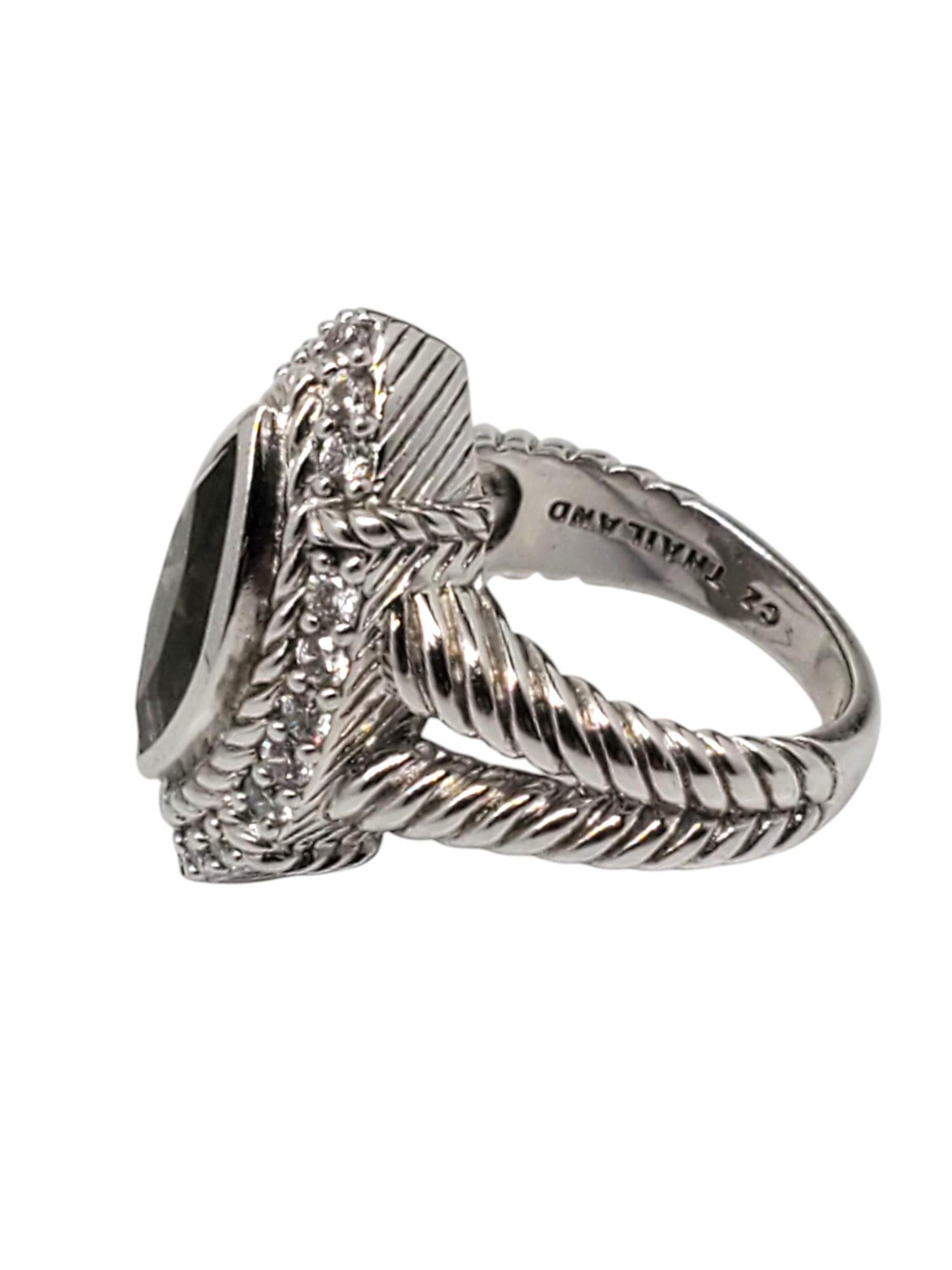 Anello con quarzo marquise e CZ di Judith Ripka in argento sterling 

Questo elegante anello di Judith Ripka è caratterizzato da una gemma di quarzo marquise (13,01 mm x 7,10 mm) circondata da pietre CZ incastonate in un design a corda in argento