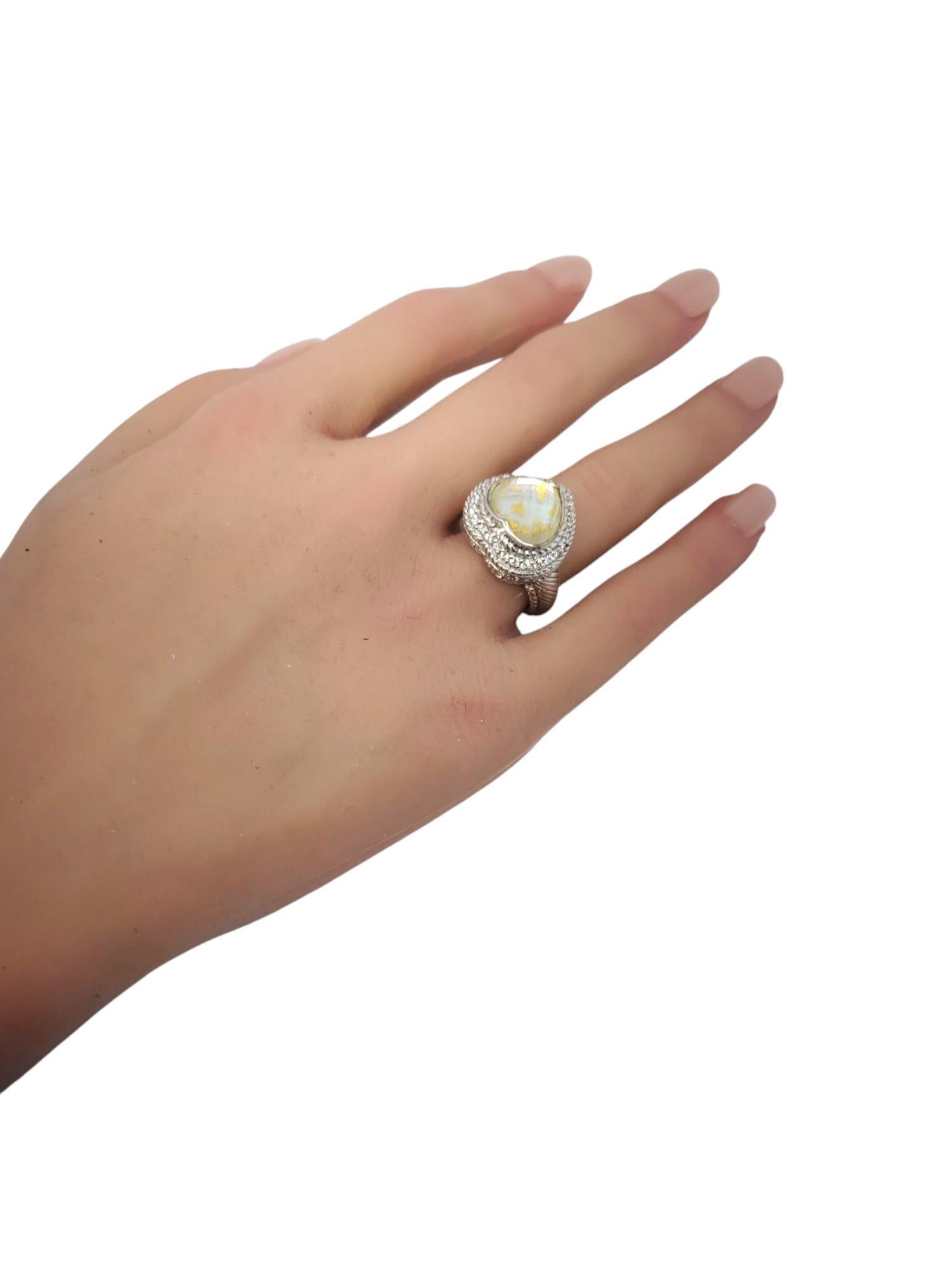 Judith Ripka Anello Cuore in Argento Madreperla e CZ Misura 7

Questo bellissimo anello a forma di cuore presenta una madreperla sfaccettata (11,5 mm x 11,7 mm) circondata da CZ in una fascia in argento 925 di Judith Ripka.

Gambo: 3 mm

Dimensione: