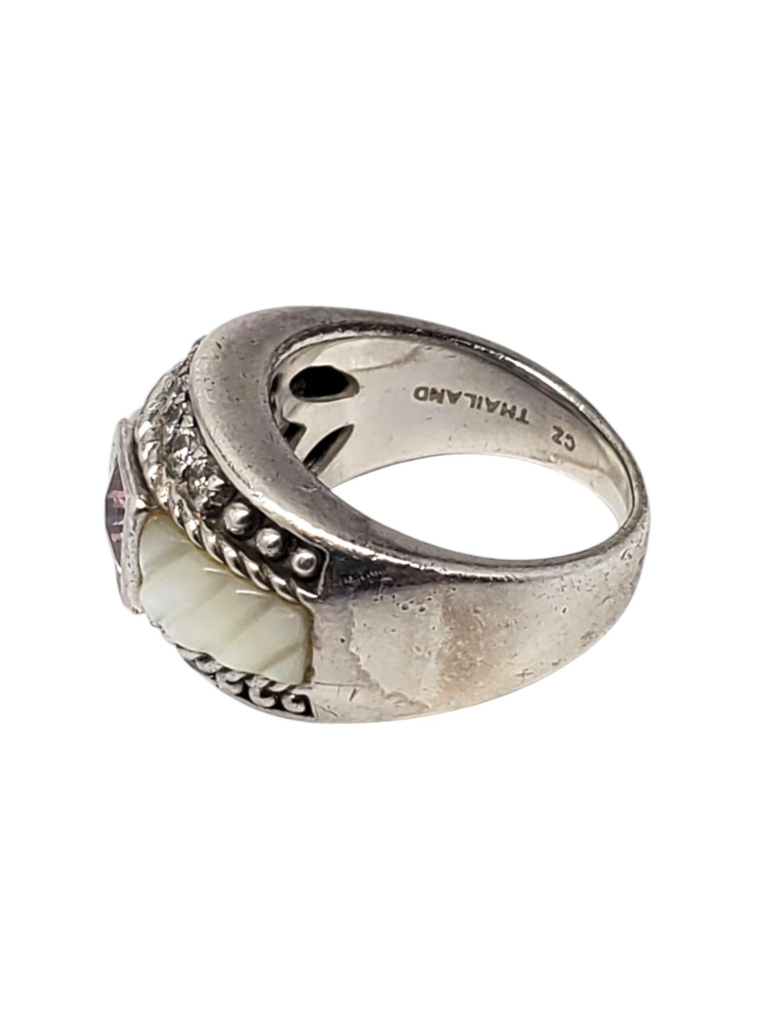 Judith Ripka Sterling Silber Mutter der Perle Rosa & Weiß CZ Ring -

Dieser schöne Ring von Judith Riipka verfügt über ein Quadrat geschnitten rosa Stein (6,40 mm x 6,10 mm) Zentrum mit geschnitzten Perlmutt auf jeder Seite & CZ Akzente in einem