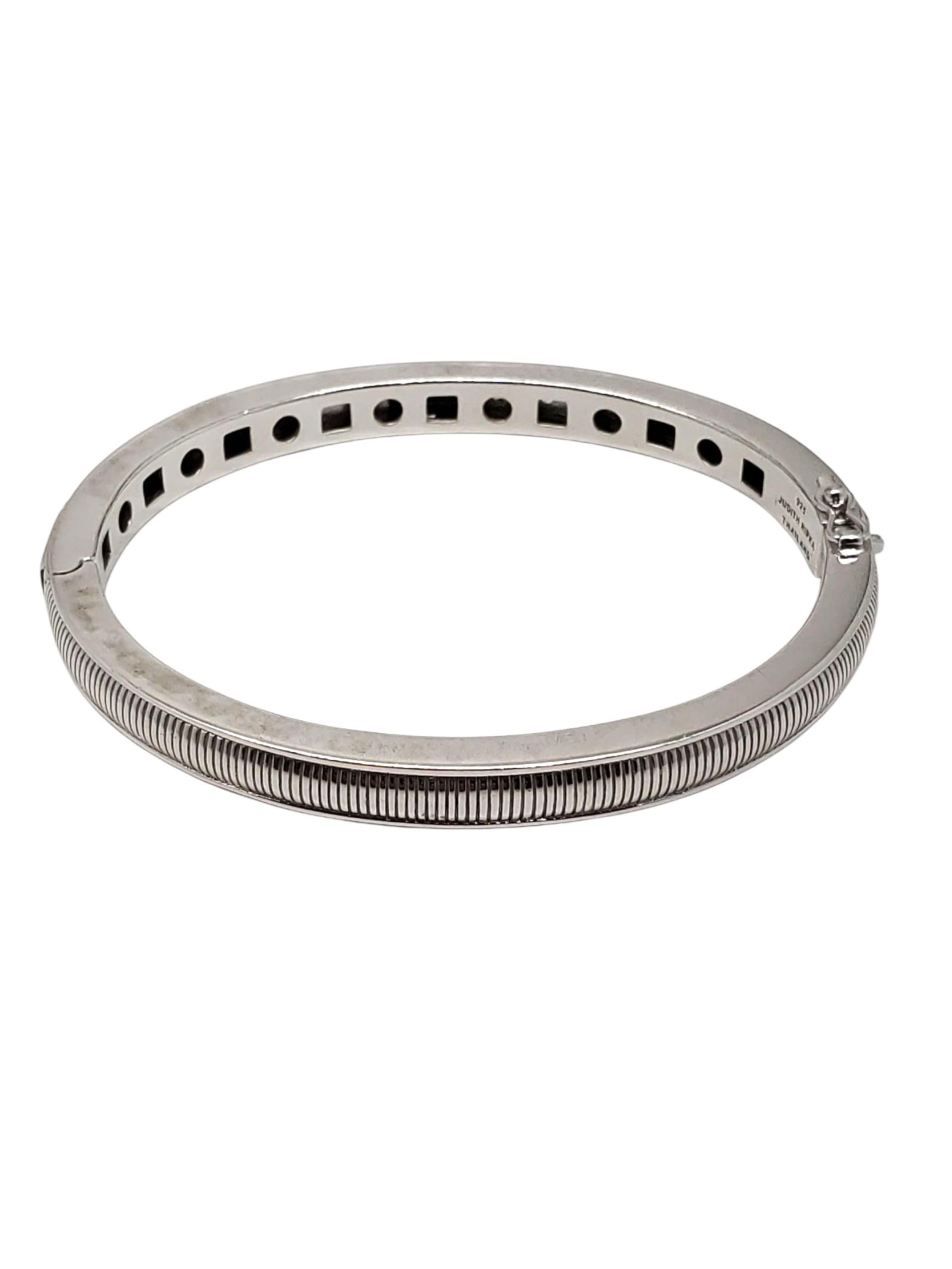 Judith Ripka Bracciale a cerniera in argento 925 con più pietre preziose -

Questo elegante bracciale bangle con cerniera in argento sterling di Judith Ripka presenta pietre citrine e azzurre incastonate in un design a corda.

Dimensioni: 6,75