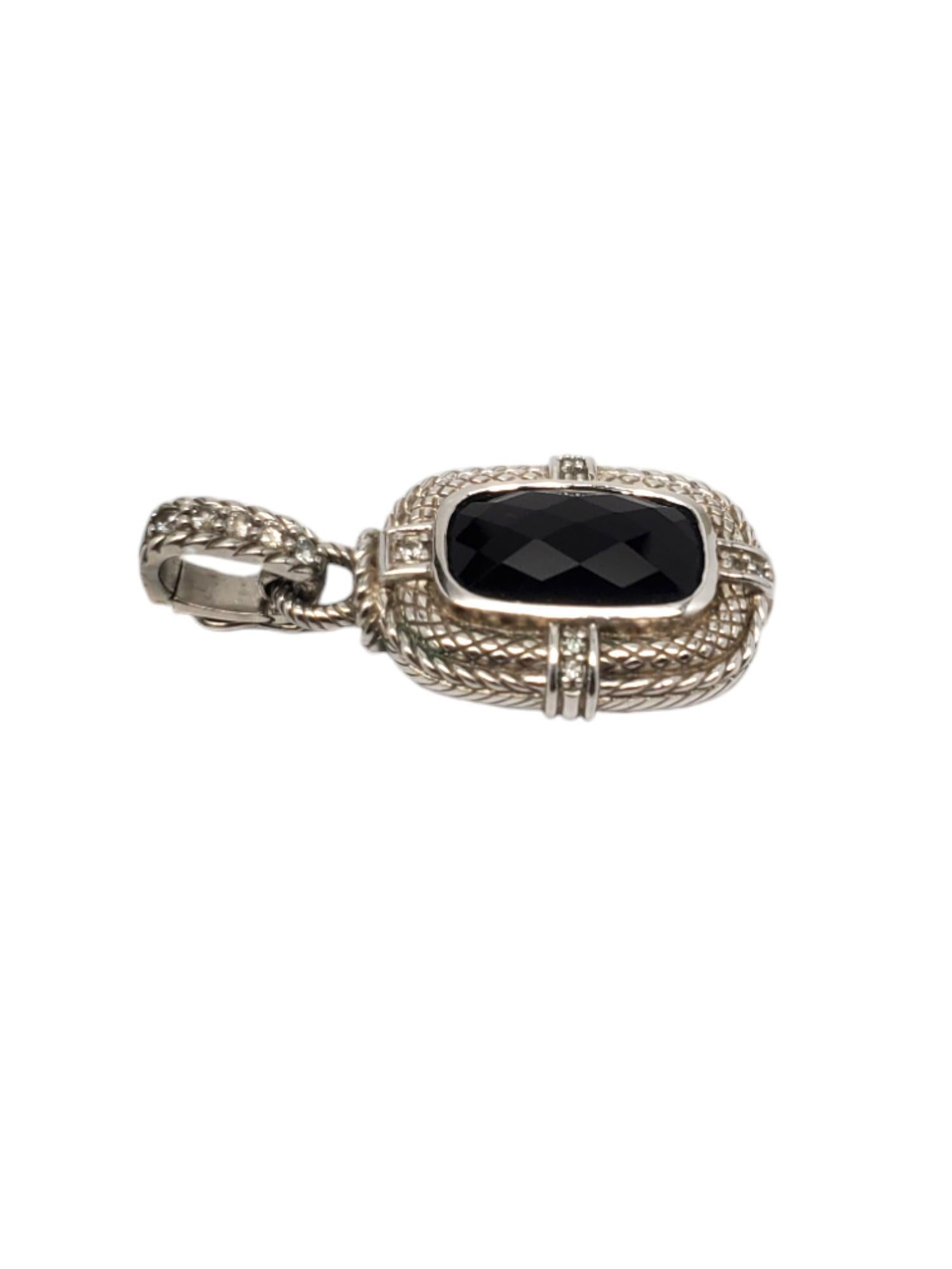 Judith Ripka - Ciondolo in argento Sterling con Onyz e CZ.

Questo splendido ciondolo di Judith Ripka con rinforzo è incastonato nell'argento sterling e presenta una pietra centrale in onice (15,99 mm x 9,40 mm) con accenti in cz.

Dimensioni: 33,50
