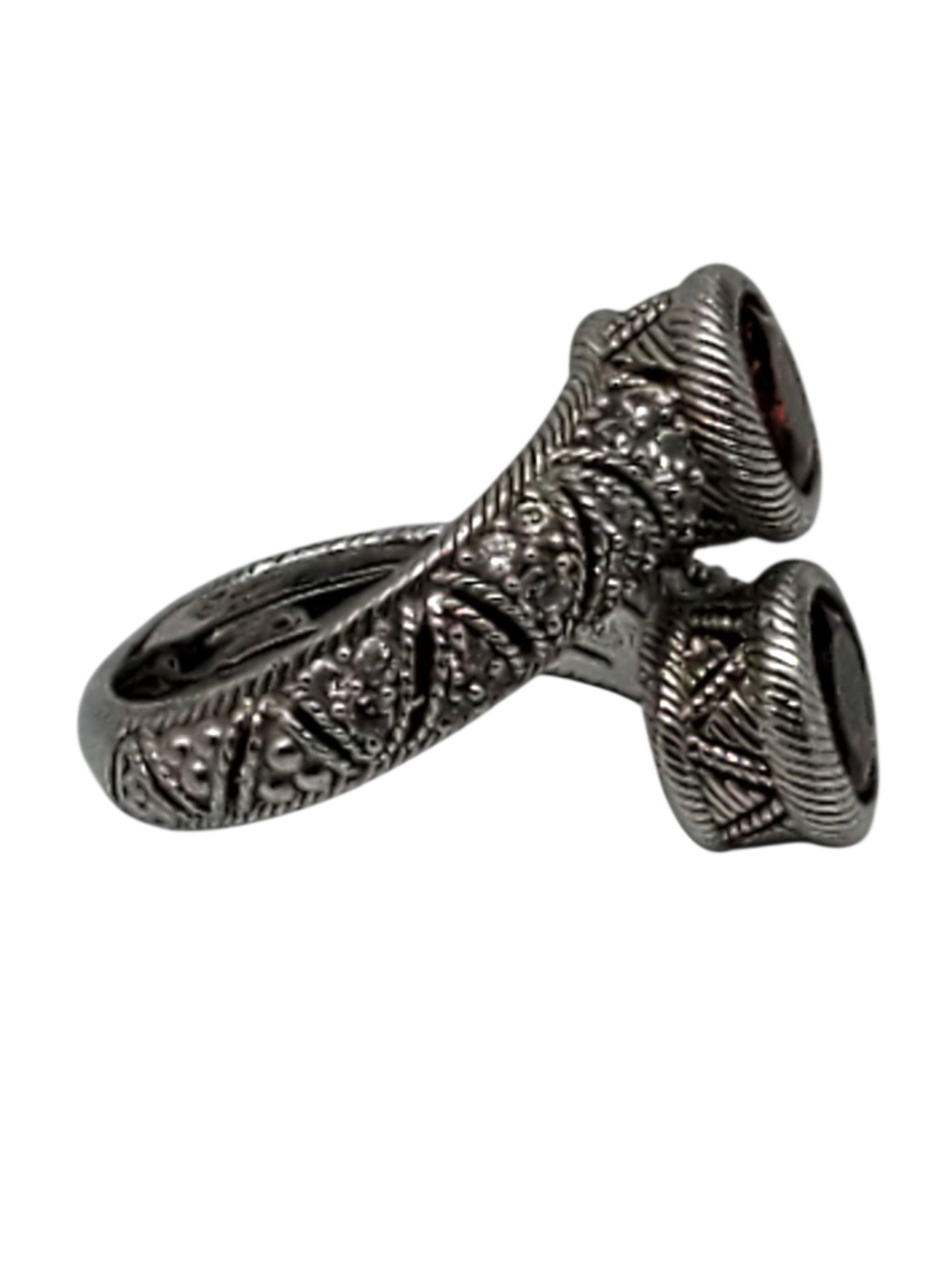 Judith Ripka Sterling Silber Orange CZ Bypass Ring -

Diese schöne Judith Ripka Sterling Silber Ring verfügt über 2 orange runde CZ Lünette gesetzt Steine mit klaren CZ Akzent Steine in einem Seil detaillierte Bypass-Design.

Größe: 6

Breite: 16