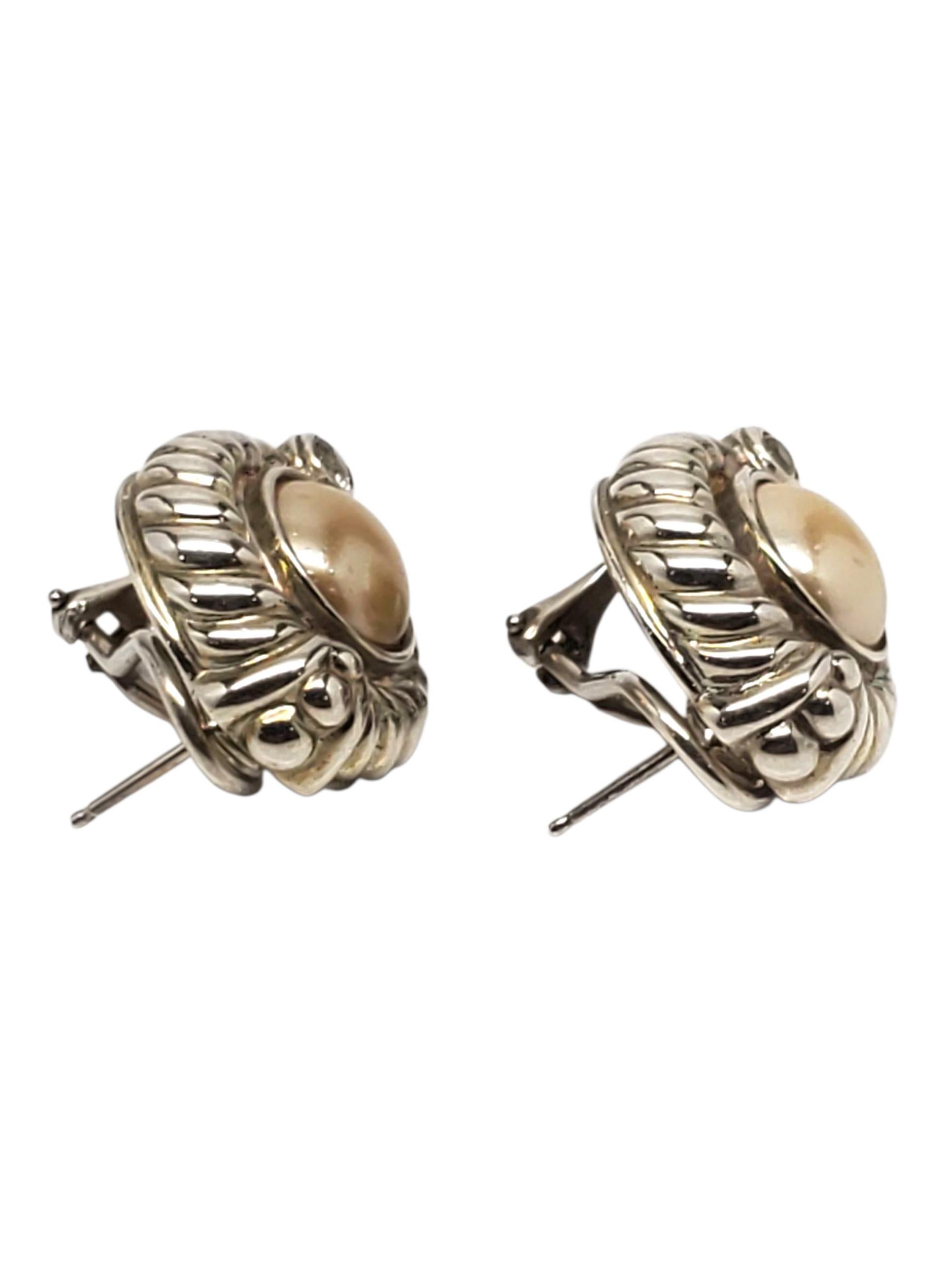 Judith Ripka - Boucles d'oreilles boutons en argent sterling avec perles et CZ

Ces boucles d'oreilles boutons classiques de Judith Ripka présentent des cabochons de perles encadrés dans un motif de corde torsadée avec des pierres d'accent en CZ