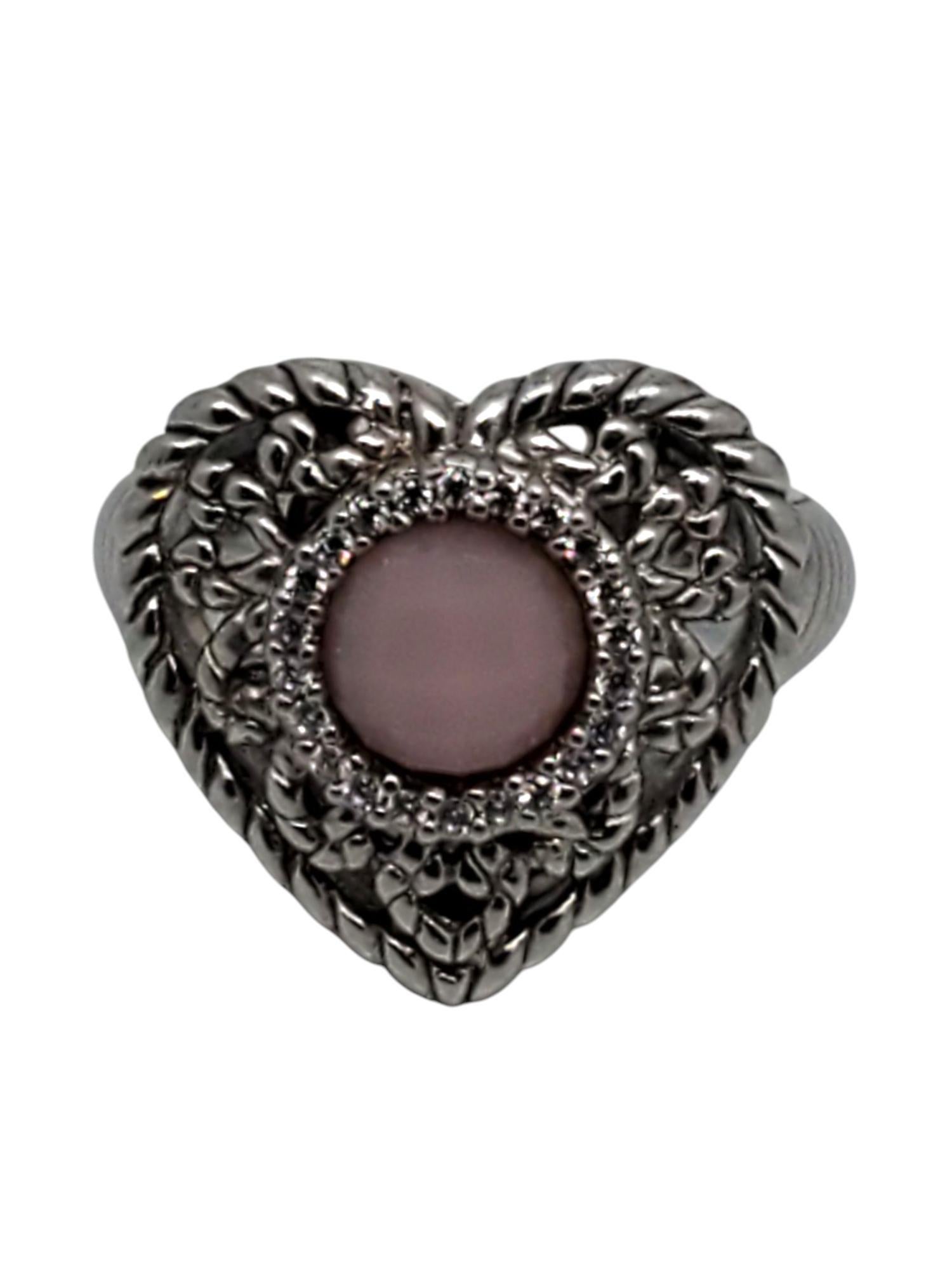 Anello con quarzo rosa e CZ in argento sterling di Judith Ripka 

Questo bellissimo anello a forma di cuore presenta un intricato design traforato in argento sterling con una pietra di quarzo rosa sfaccettata rotonda (6,4 mm x 6,4 mm) circondata da