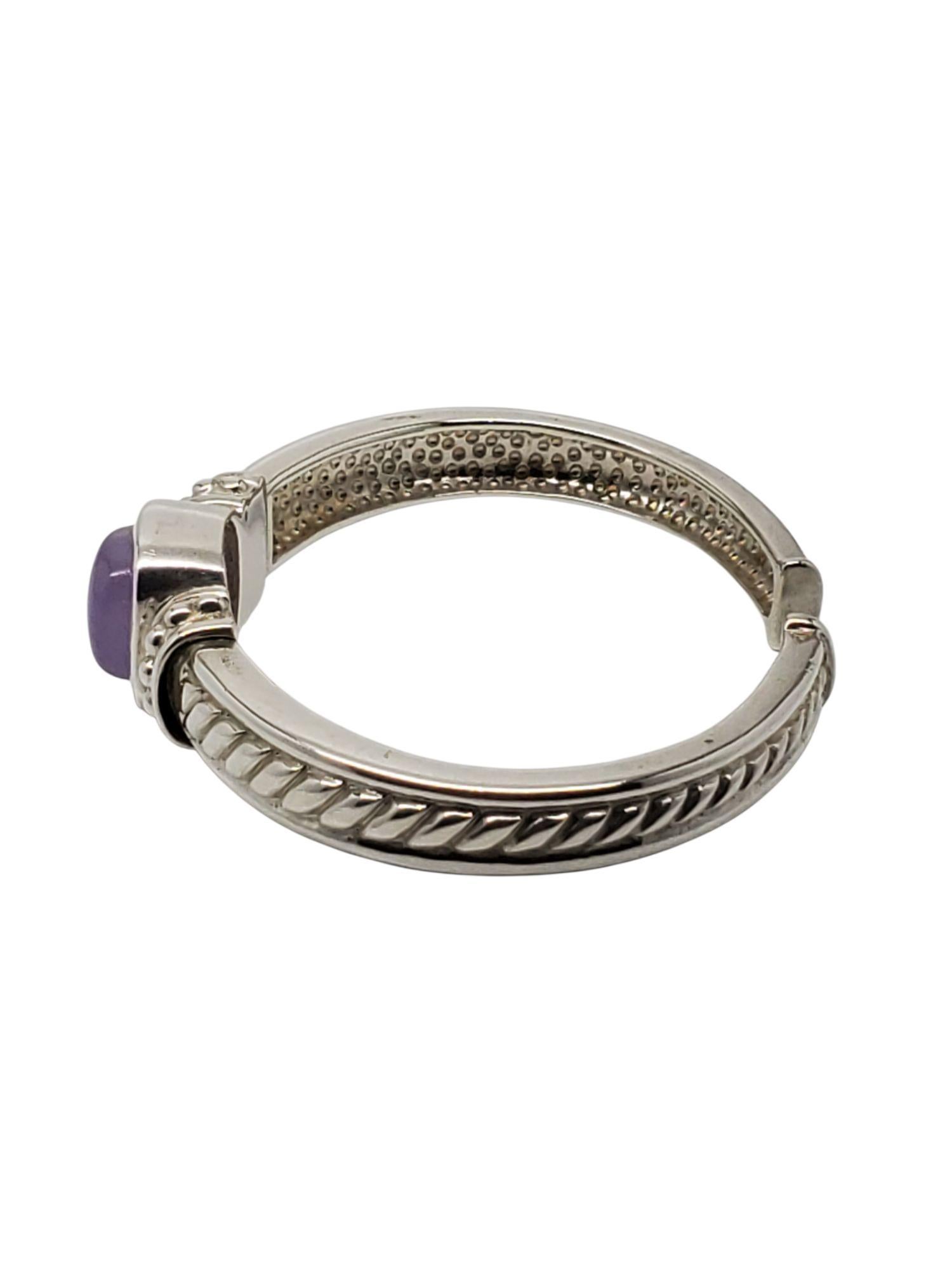 Judith Ripka Pulsera brazalete con bisagra de cabujón morado de plata de ley-

Esta bonita pulsera brazalete con bisagra de Judith Ripka incluye una piedra cabujón morada (11,7 mm x 11,6 mm) con el característico detalle de cuerda engastado en plata