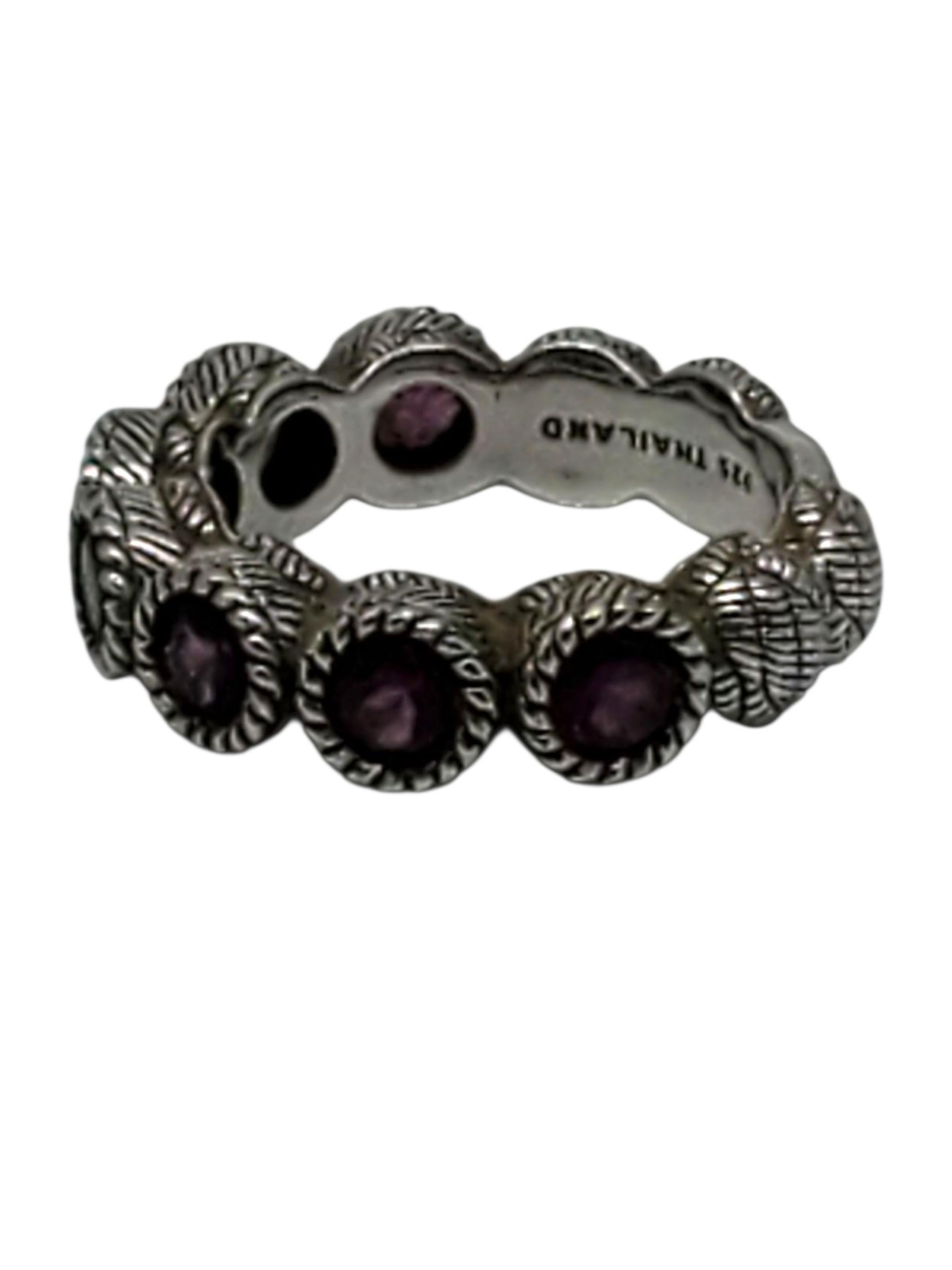 Judith Ripka Anello a fascia con sette pietre in CZ viola in argento sterling 

Questo bellissimo anello a fascia in argento sterling di Judith Ripka presenta sette pietre CZ viola rotonde incastonate in un castone con texture a corda.

Dimensione: