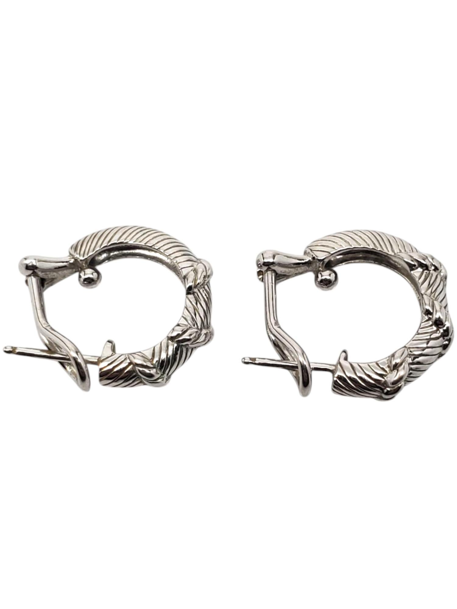 Judith Ripka Sterling Silver Ribbed Textured Hoop Earrings

These amazing ribbed textured earrings features a twisted rope accent design in classic sterling silver by Judith Ripka.

Size: 18.7 mm x 4.6 mm

Stamped: JUDITH RIPKA 925 THAILAND

Weigh: