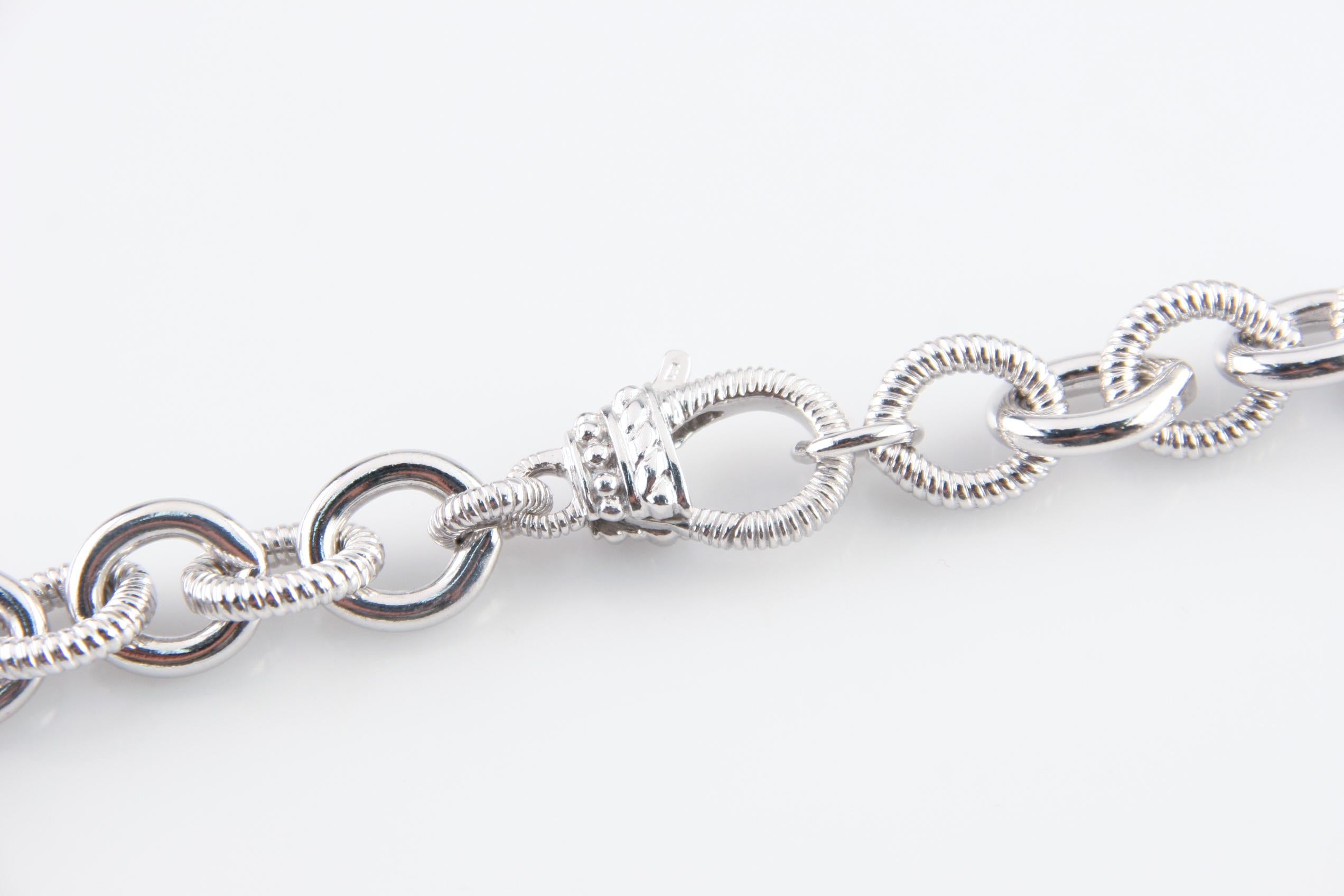 Splendido bracciale a maglie larghe in argento sterling.
Presenta un'alternanza di maglie ad anello in argento sterling con texture e lisce.
Al centro della collana si trova un charme circolare.
Lunghezza: 18,5 pollici.
Peso: 95,3