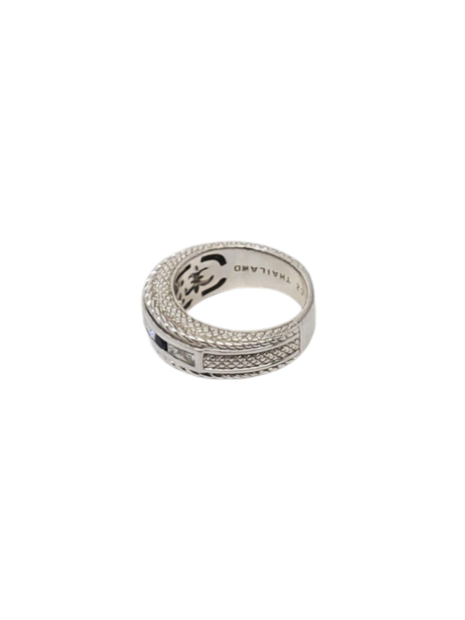 Judith Ripka Anello a fascia in argento sterling con zaffiro e CZ misura 7,25

Questo bellissimo anello in argento sterling di Judith Ripka presenta gemme rotonde di zaffiro blu e CZ a baguette.

Larghezza: 9,80 mm. Gambo: 5,16 mm.

Dimensione:
