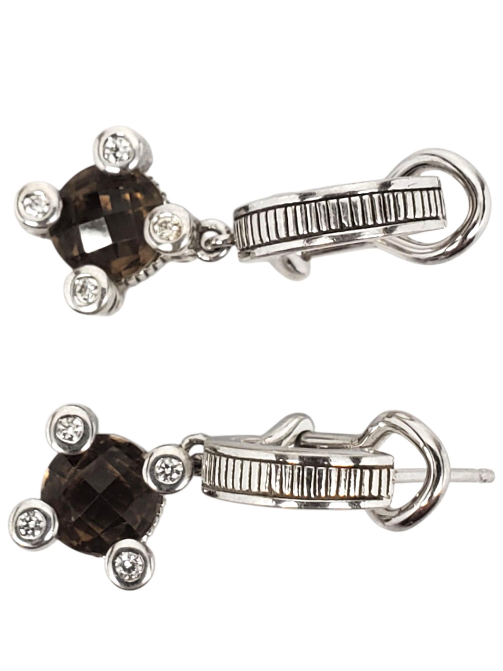 Orecchini pendenti in argento 925 con quarzo fumé e CZ - Judith Ripka

Questi eleganti orecchini pendenti di Judith Ripka presentano una pietra centrale di quarzo fumé rotonda e tagliata a cuscino (6,94 mm x 6,83 mm), incorniciata da quattro pietre