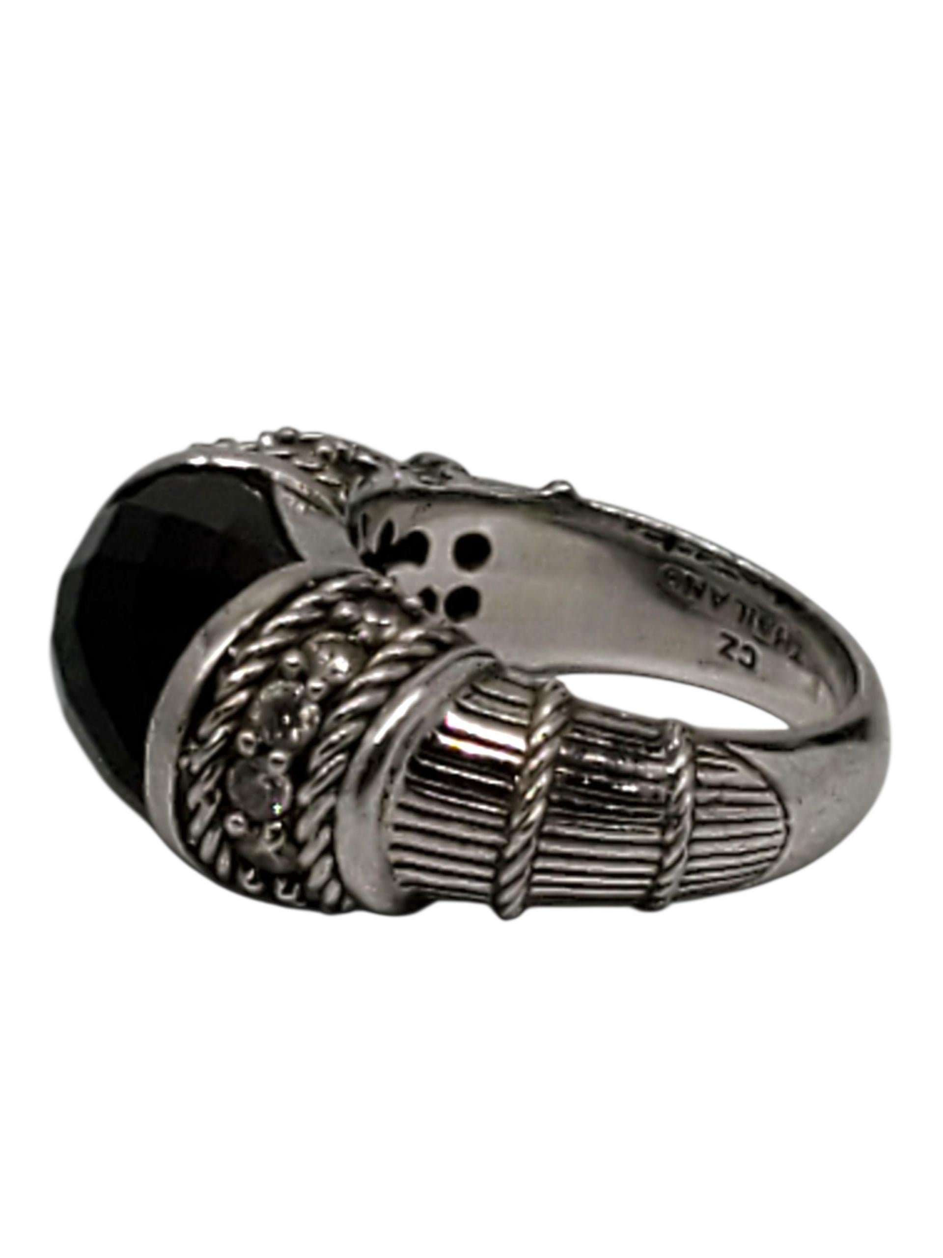 Anello da cocktail in argento Sterling Judith Ripka Smo9ky Brown CZ -

Questo elegante anello da cocktail in argento Judith Ripka presenta una pietra centrale sfaccettata in CZ marrone fumé (12,62 mm x 10,17 mm) accentuata da CZ trasparenti