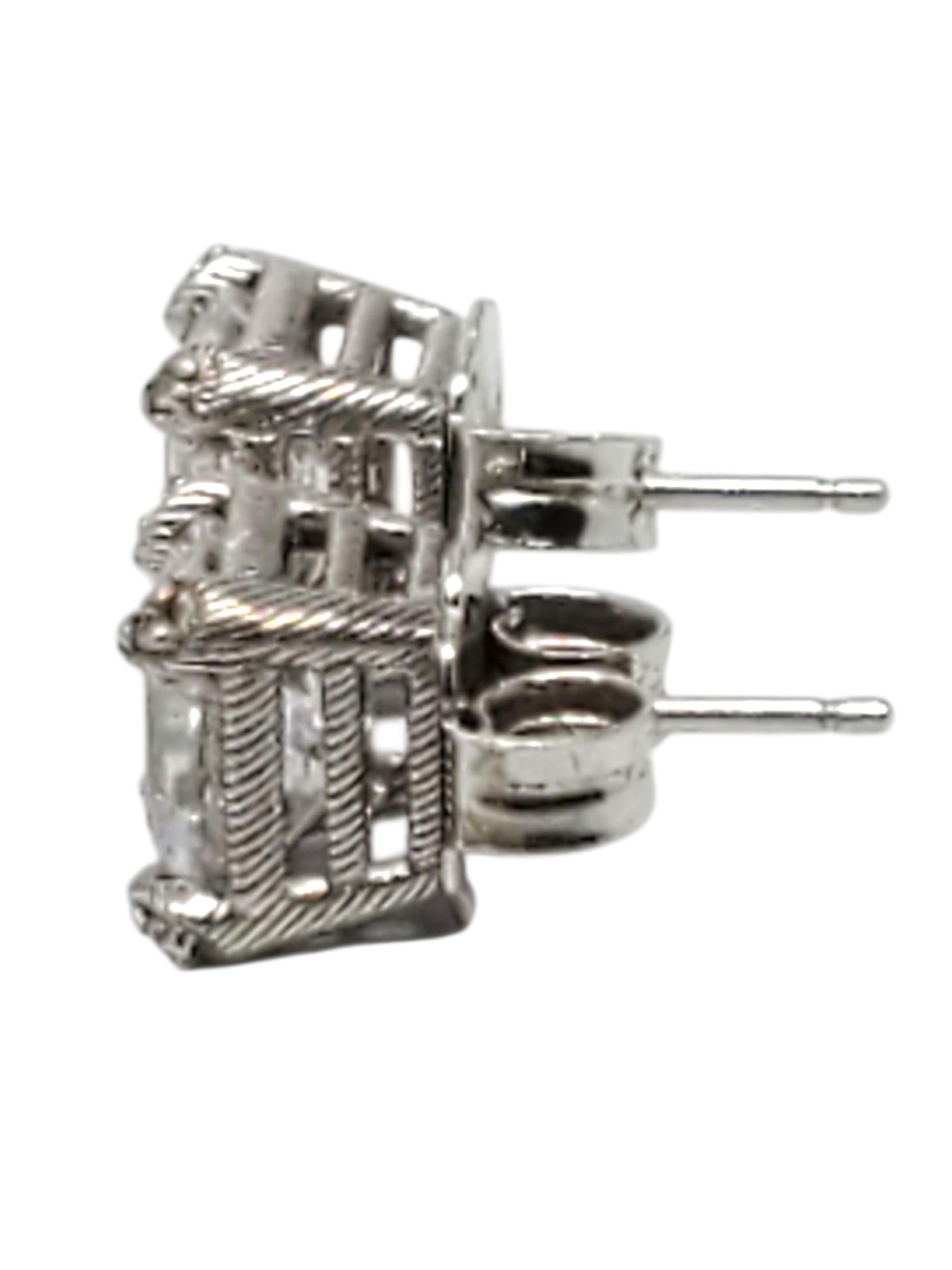 Orecchini con perno quadrato in argento Sterling Judith Ripka -

Questi eleganti orecchini a perno in argento Judith Ripka presentano pietre CZ di taglio quadrato incastonate in un design a corda e perline con chiusura a pressione.

Dimensioni: 8 mm
