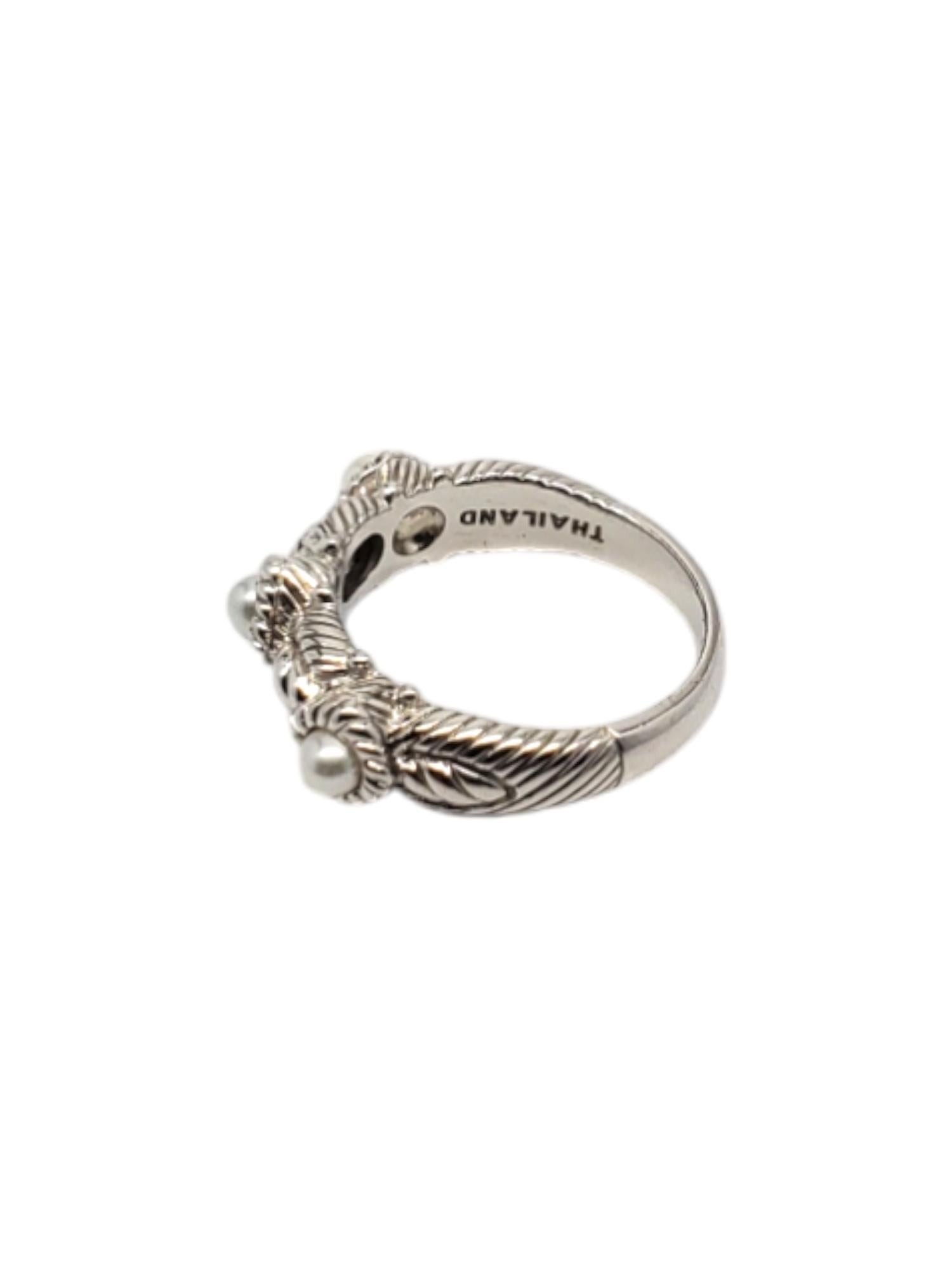 Judith Ripka Sterling Silver 3 Pearl Ring Size 8

This beautiful sterling silver ring by Judith Ripka features 3 white pearls with textured design,

Width: 1.37 mm .

Shank: 3.20 mm.

Size: 7.5

Stamped: JUDITH RIPKA 925 CZ THAILAND

Weight: 1.37