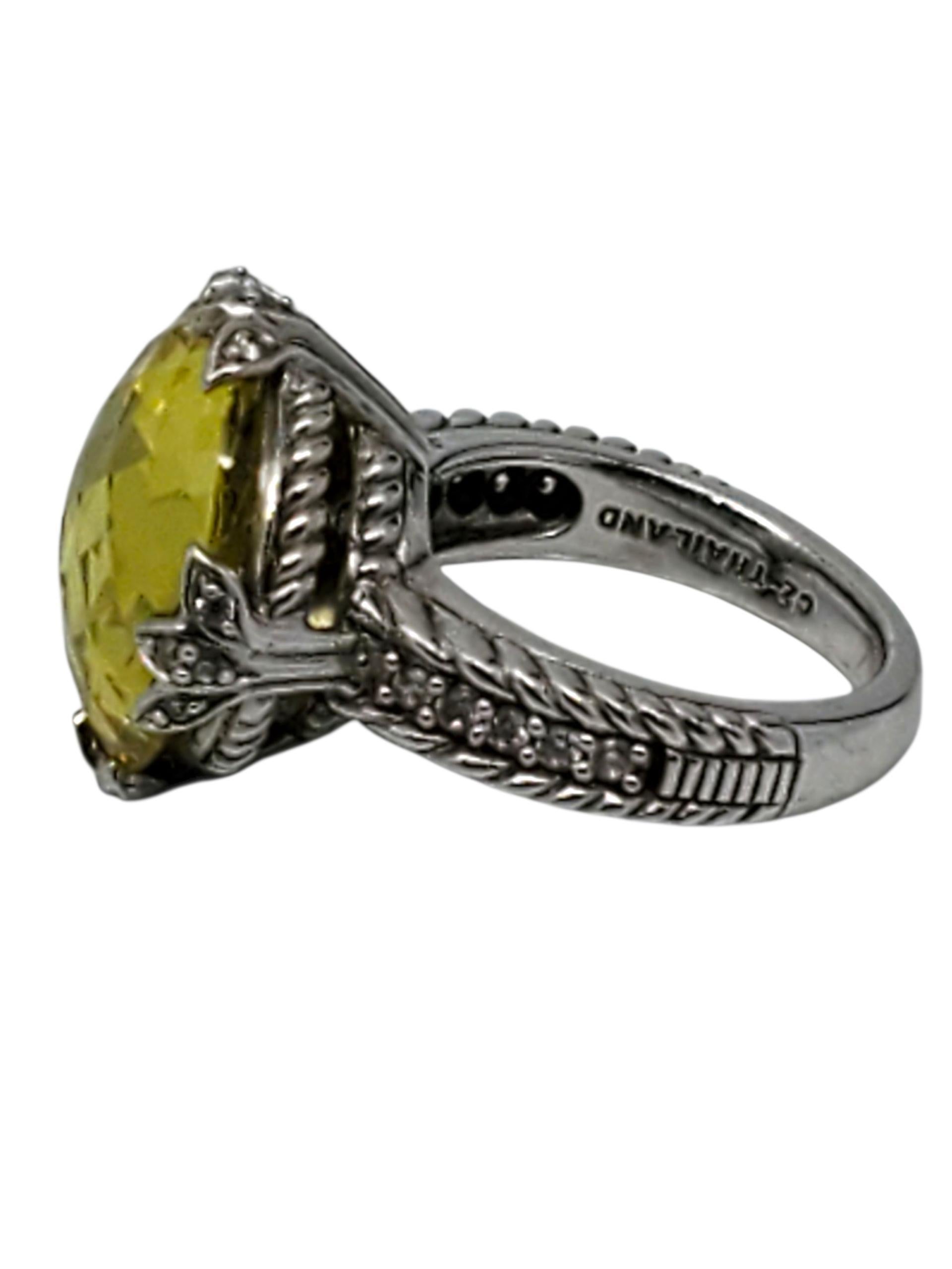 Judith Ripka sterling Silver Yellow CZ Statement Ring -

This elegant Judith Ripka Sterling Silver Ring features a bold lemon yellow CZ (14.65 mm x 13.98 mm) center with clear CZ accents in a rope textured setting.

Größe: 6

Breite: 19 mm

Schaft: