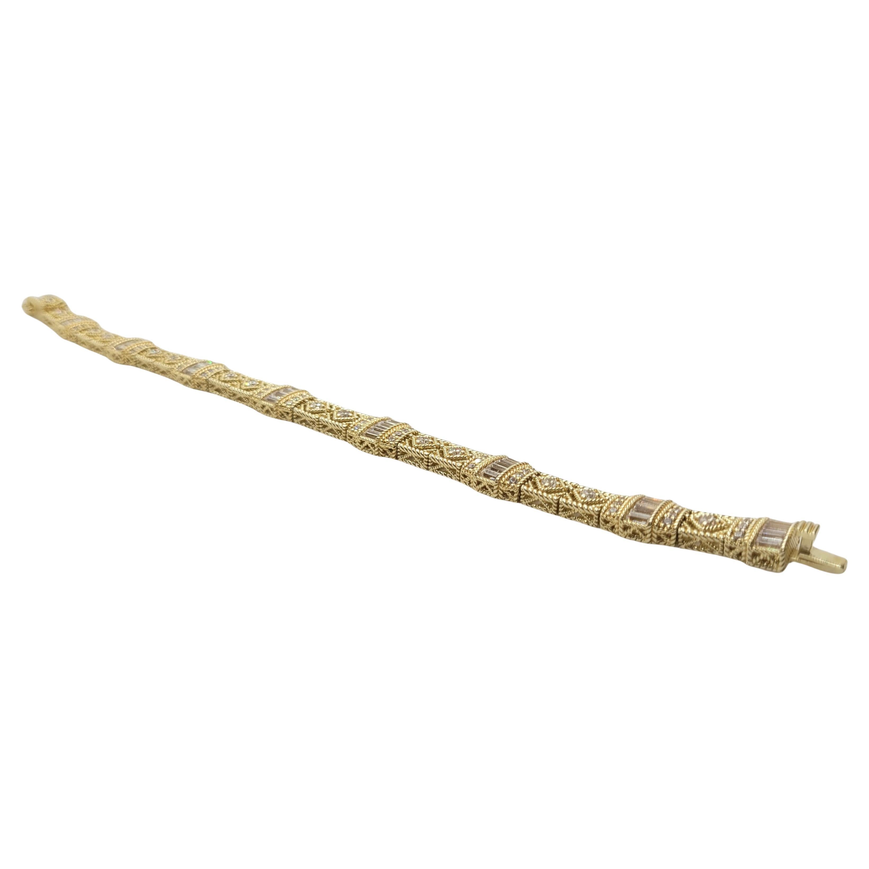 Questo bellissimo bracciale firmato Judith Ripka è caratterizzato da pietre CZ con taglio a baguette e rotondo con taglio a brillante, tutte incastonate in una finitura dorata su una base in argento sterling 925. Il braccialetto misura 7,25 pollici