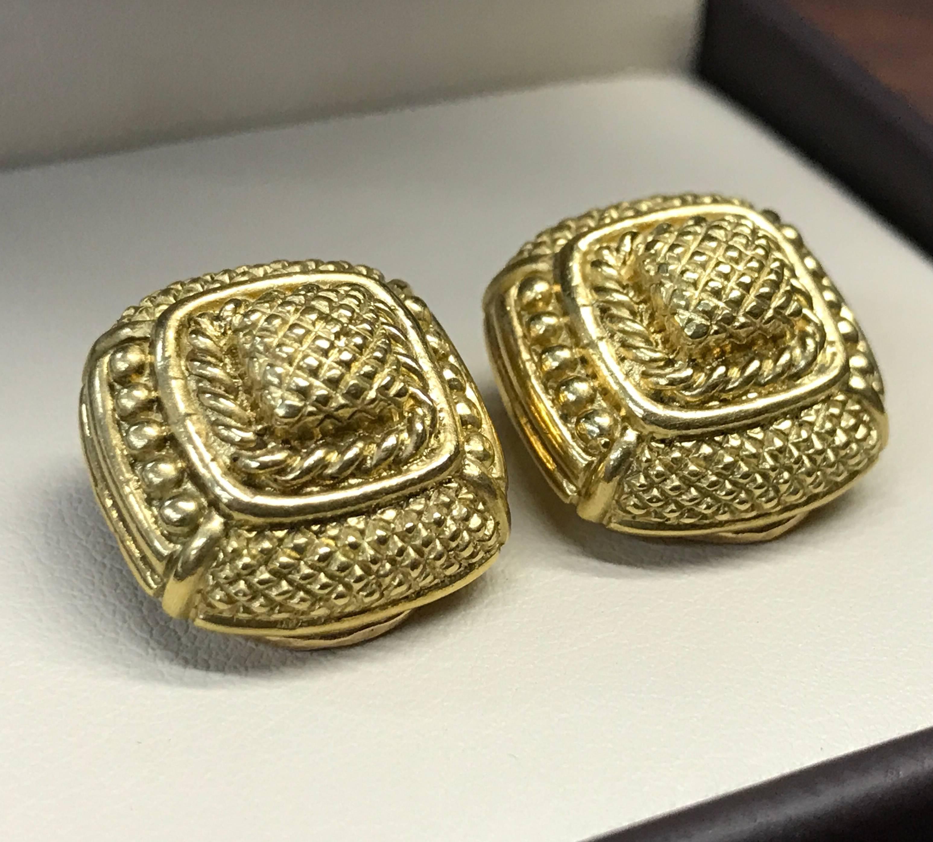 Rétro Judith Ripka Boucles d'oreilles carrées en or jaune texturé en vente
