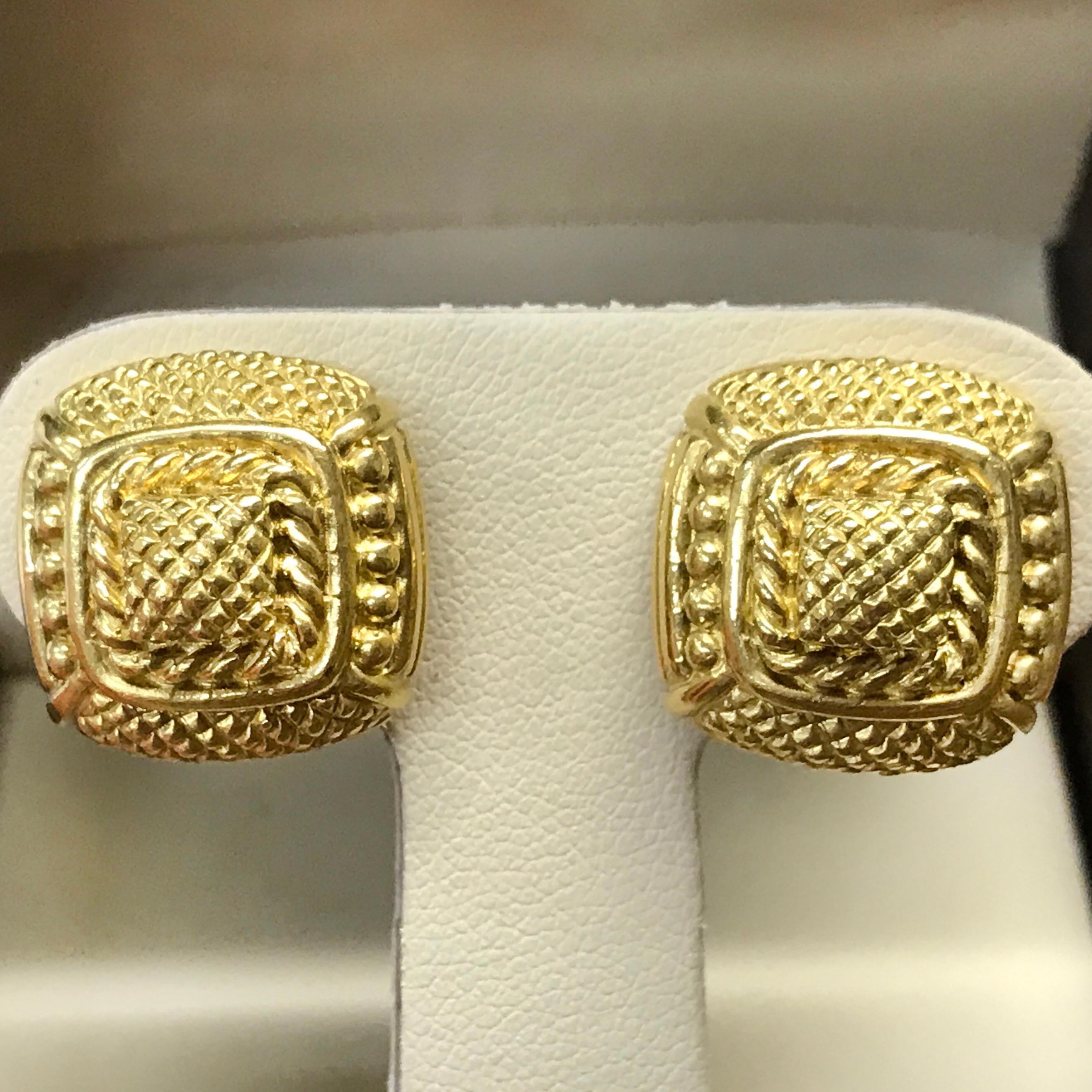 Judith Ripka Boucles d'oreilles carrées en or jaune texturé Bon état - En vente à Palm Desert, CA