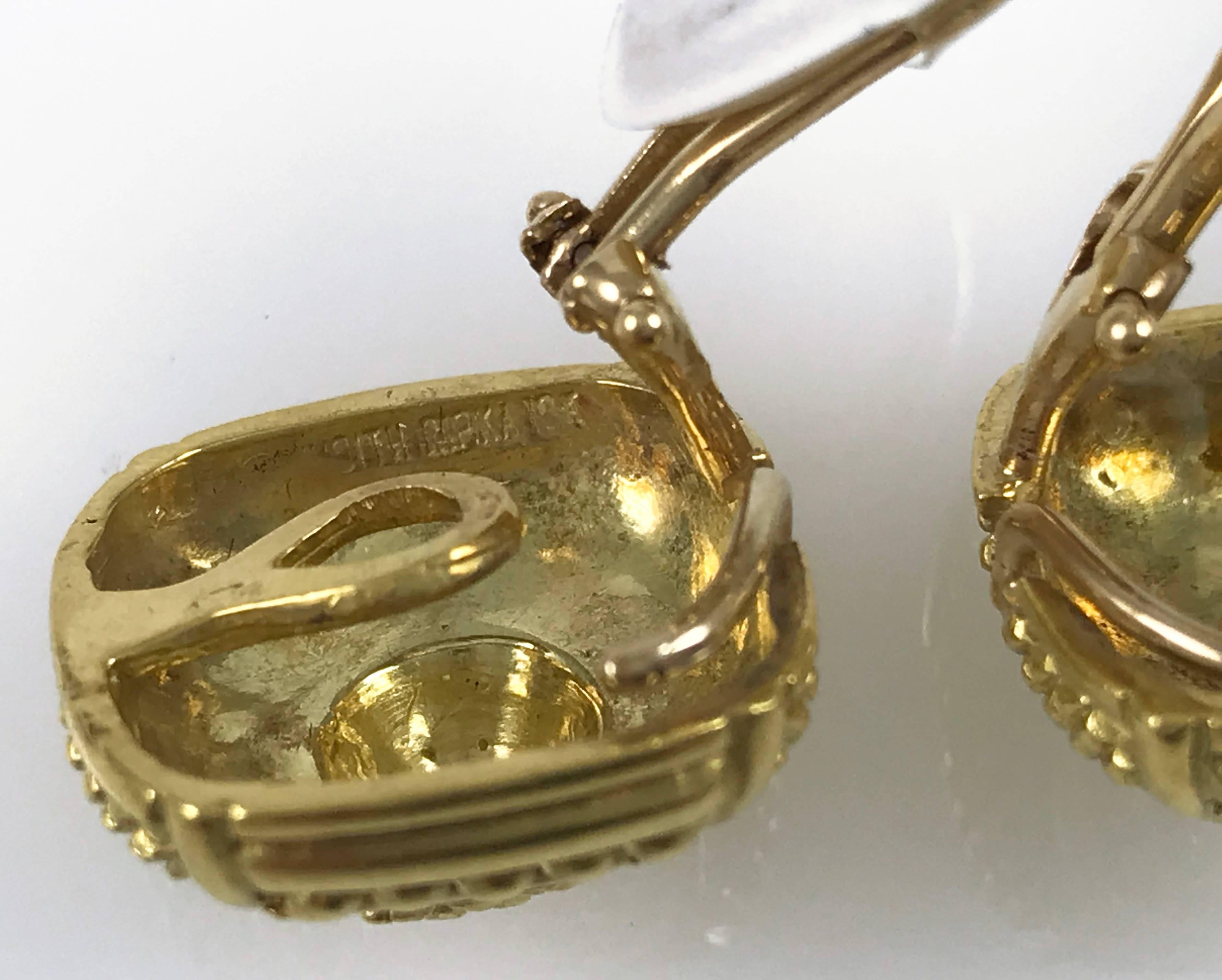 Judith Ripka Boucles d'oreilles carrées en or jaune texturé Unisexe en vente