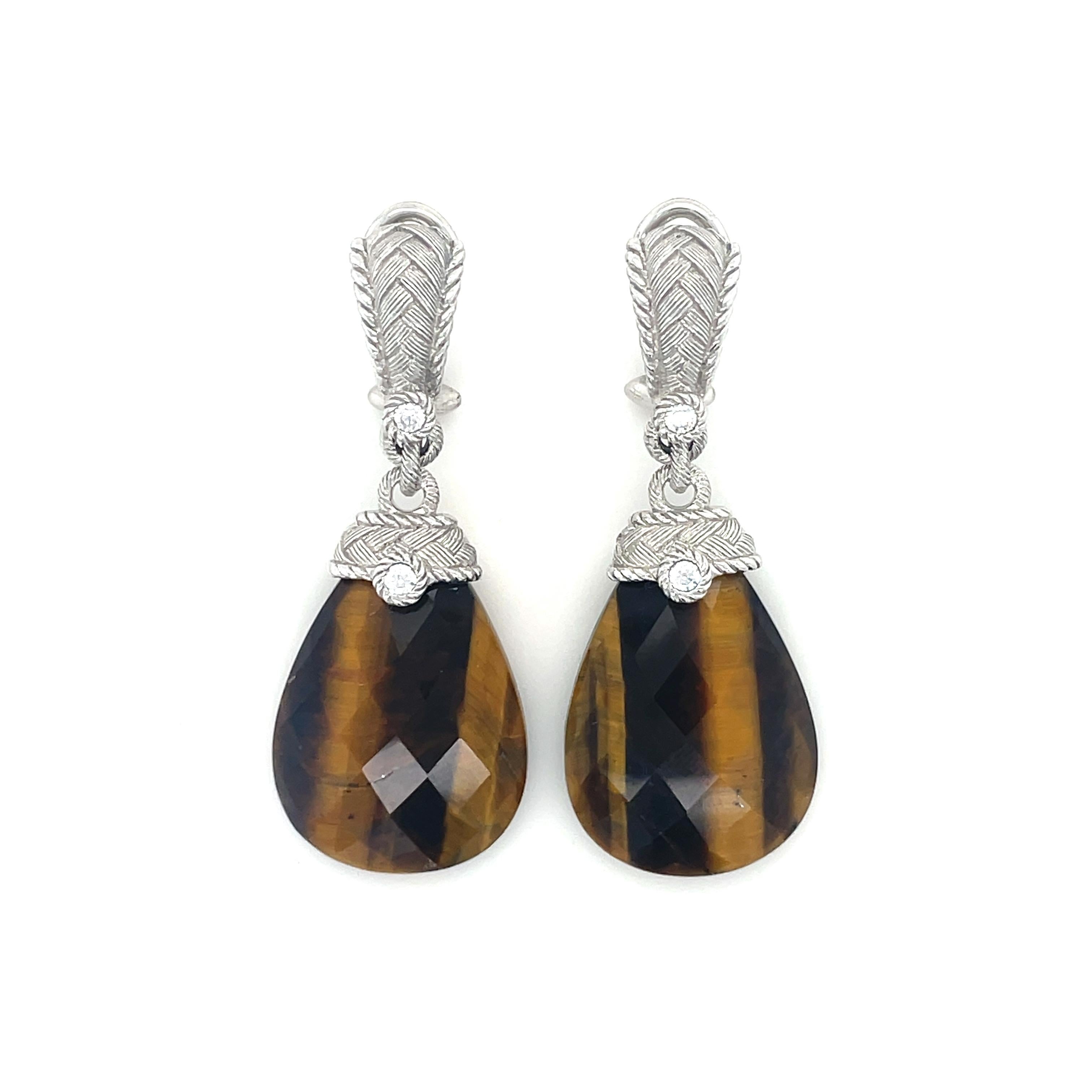Questo divertente design con gocce di occhio di tigre tagliate a scacchiera è stato creato da Judith Ripka. Questi orecchini in argento sterling con design a trama di cestino e decorati con zirconi incastonati, sono realizzati con la giusta quantità