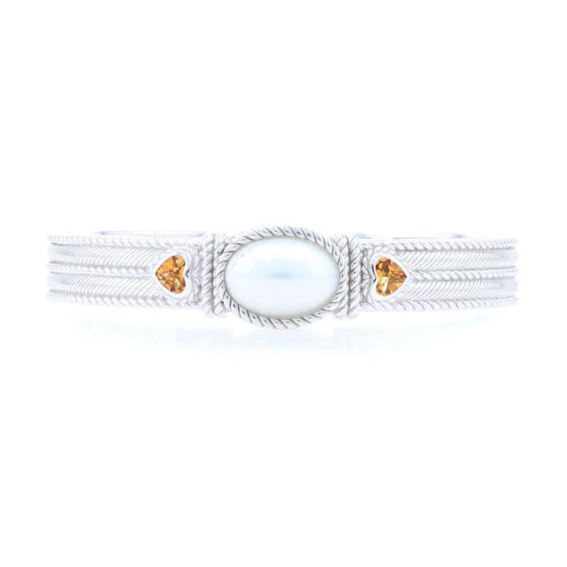 This elegant bracelet features two magnetic charms, one hosting a turquoise and the other a Mabe pearl, which can be swapped out for more versatility in your wardrobe! As can be seen in the photographs, a storage pouch and presentation box also