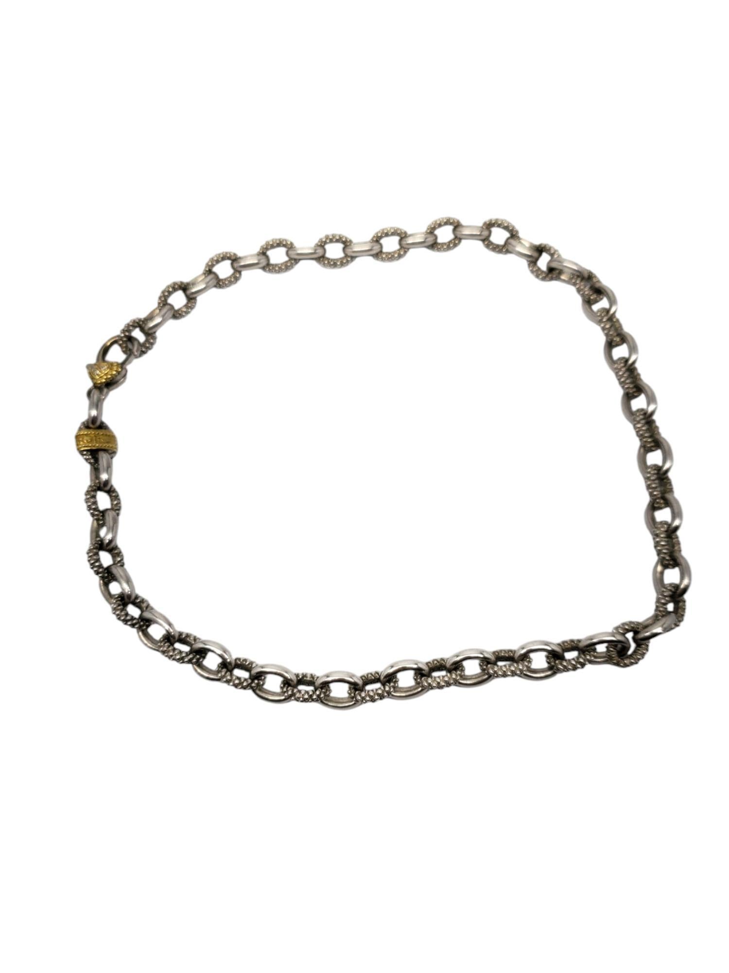 Judith Ripka TWO 18K Gelbgold & Sterling Silber Diamant strukturierte Link Halskette -

Diese atemberaubende Halskette aus 18 Karat und Sterlingsilber besteht aus einem ovalen, strukturierten Glied mit einem diamantbesetzten Herzverschluss von